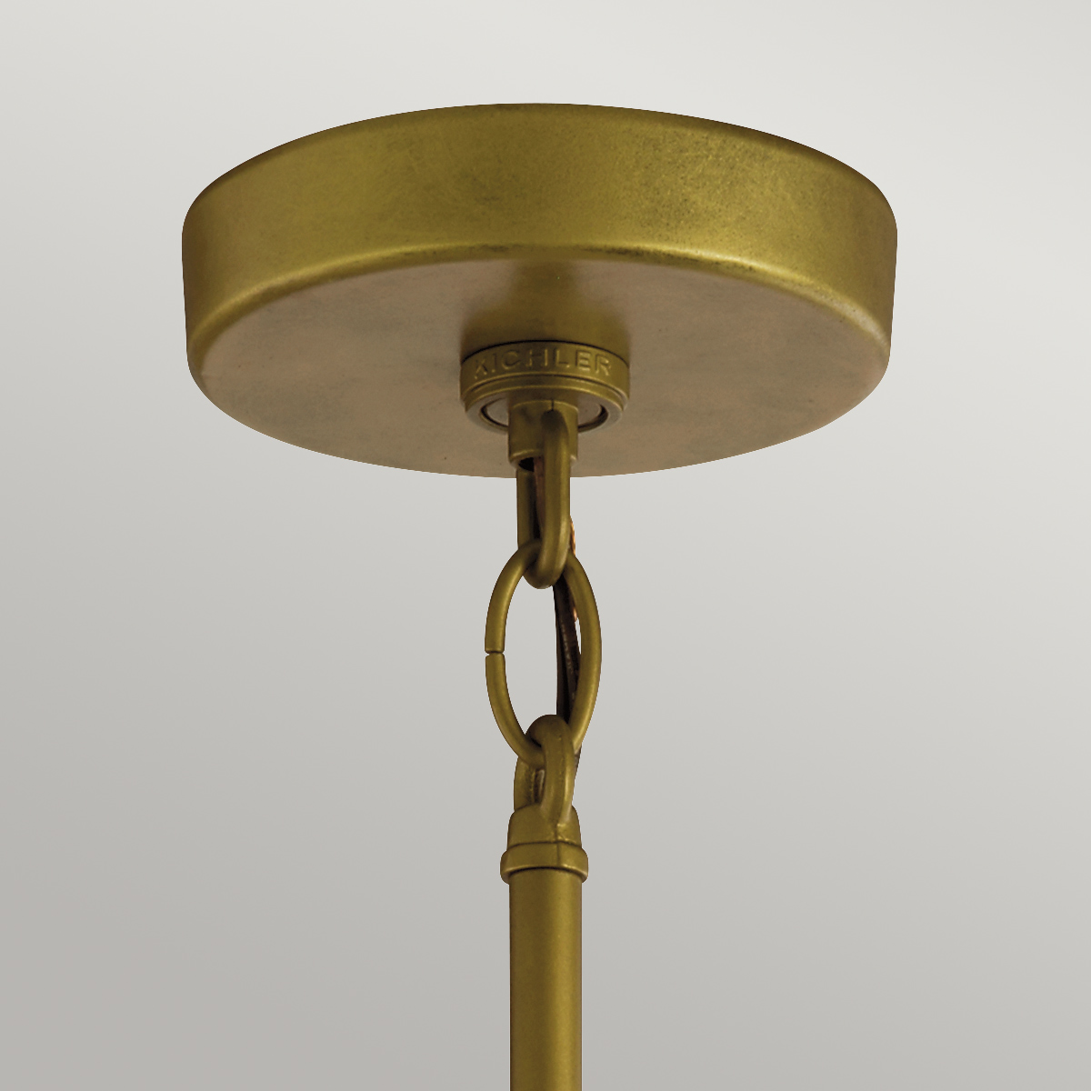 Camillo 37cm Messing Von Elstead Lighting - Med sin robusta metallkonstruktion och klarglas med bubbeleffekt skapar den en vacker ljusspridning som f&ouml;rh&ouml;jer entr&eacute;er, altaner och verandor.