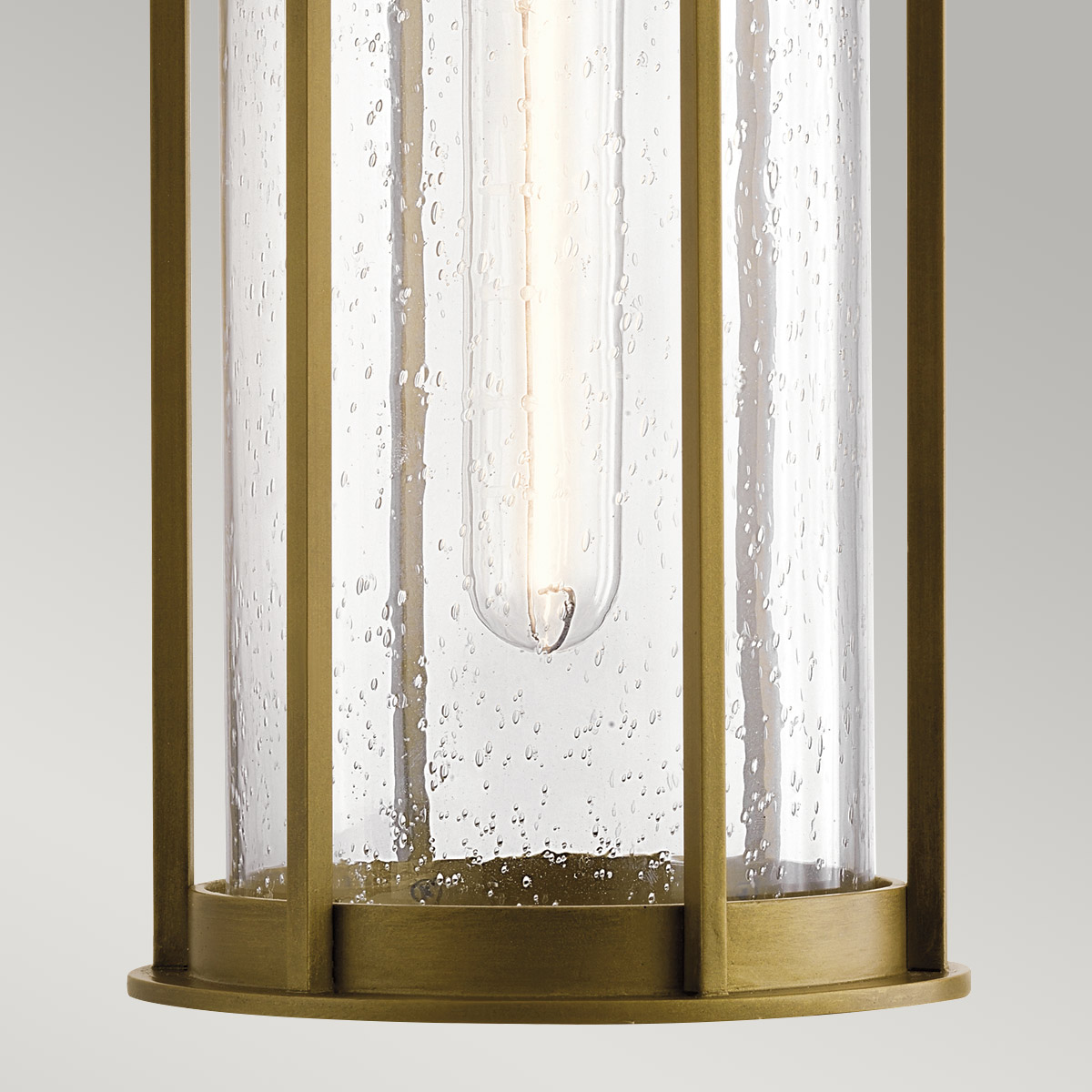 Camillo 37cm Messing Von Elstead Lighting - Med sin robusta metallkonstruktion och klarglas med bubbeleffekt skapar den en vacker ljusspridning som f&ouml;rh&ouml;jer entr&eacute;er, altaner och verandor.