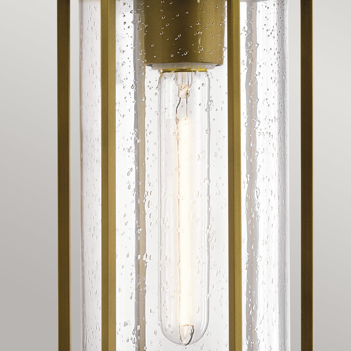 Camillo 37cm Messing Von Elstead Lighting - Med sin robusta metallkonstruktion och klarglas med bubbeleffekt skapar den en vacker ljusspridning som f&ouml;rh&ouml;jer entr&eacute;er, altaner och verandor.