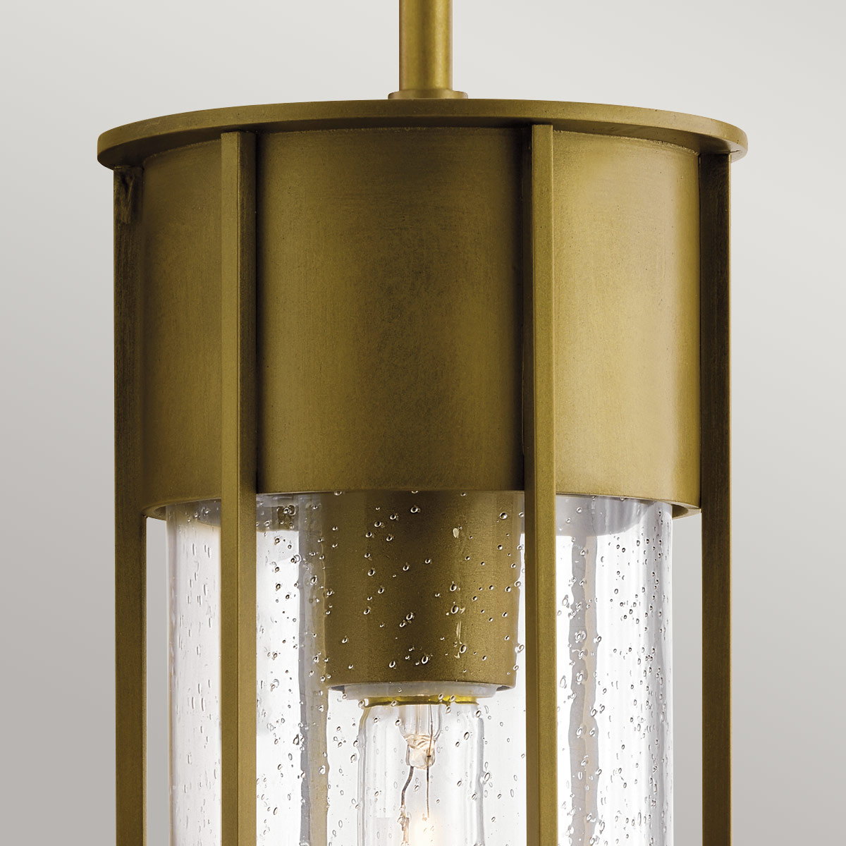 Camillo 37cm Messing Von Elstead Lighting - Med sin robusta metallkonstruktion och klarglas med bubbeleffekt skapar den en vacker ljusspridning som f&ouml;rh&ouml;jer entr&eacute;er, altaner och verandor.