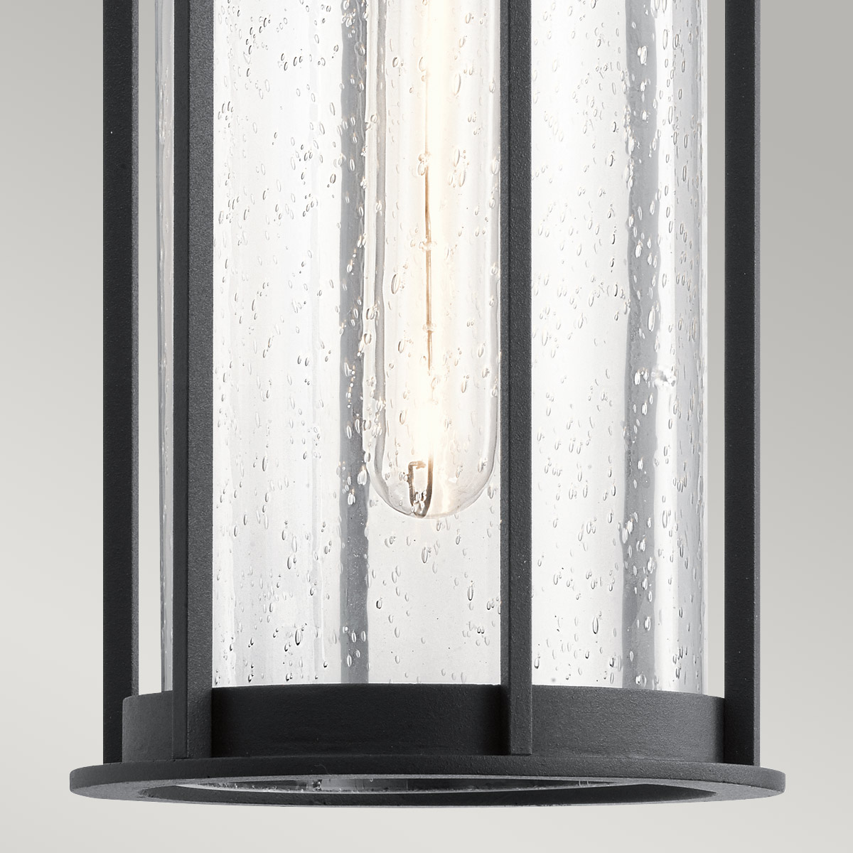 Camillo 37cm Schwarz Von Elstead Lighting - Med sin robusta metallkonstruktion och klarglas med bubbeleffekt skapar den en vacker ljusspridning som f&ouml;rh&ouml;jer entr&eacute;er, altaner och verandor.