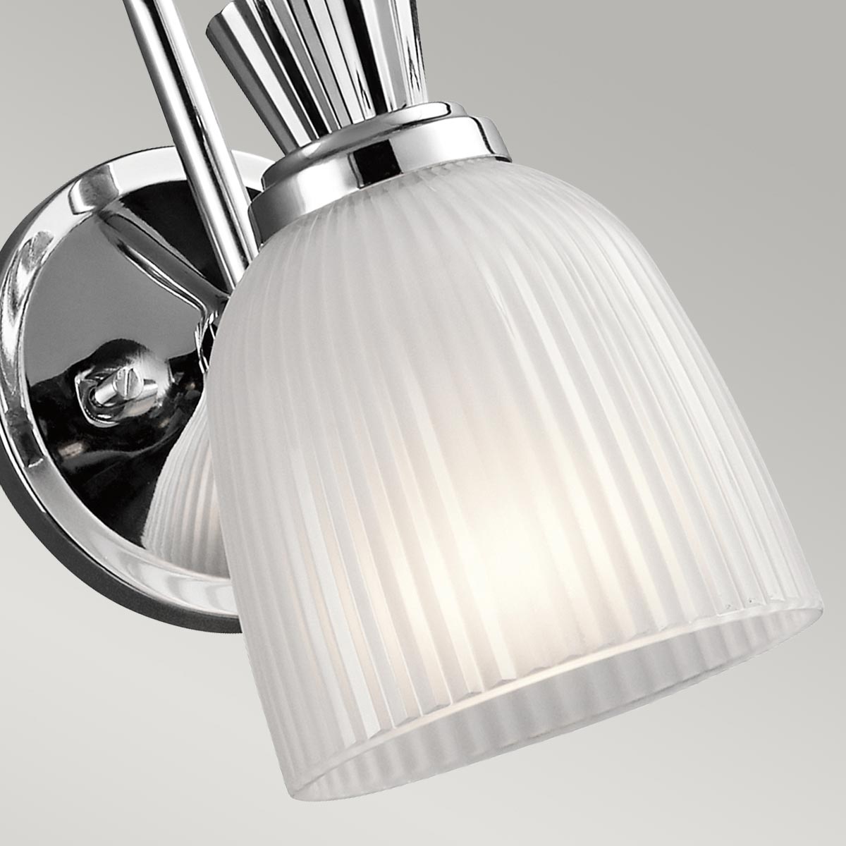 Cora Ø13 Chrom poliert badezimmerlampe Von Elstead Lighting - Das glockenf&ouml;rmige Glas mit gerippten Details und ge&auml;tzter Innenseite schwebt wundersch&ouml;n auf dem Rahmen mit polierter Chromoberfl&auml;che und schafft eine anspruchsvolle und stilvolle Lichtquelle f&uuml;r Badezimmerumgebungen.