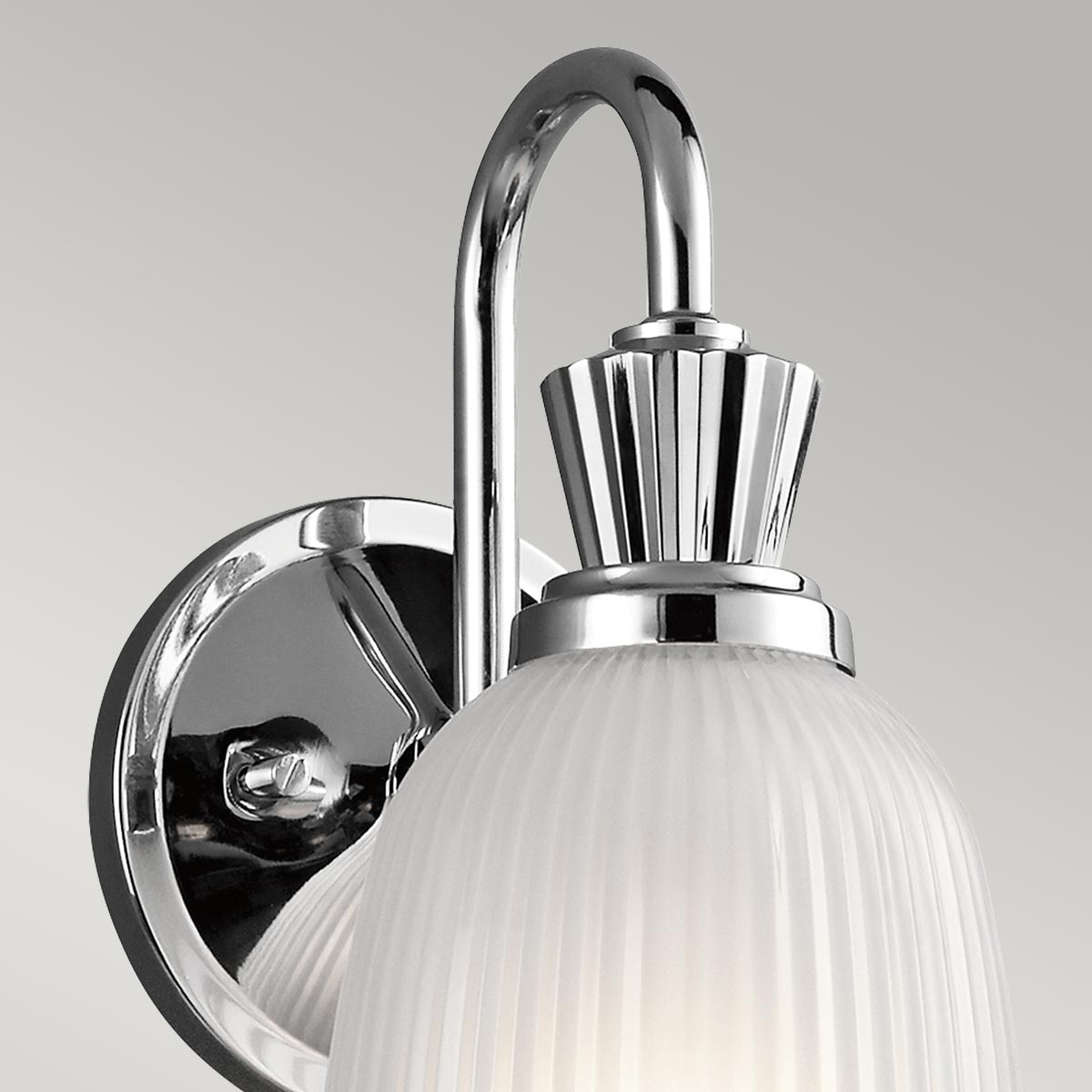 Cora Ø13 Chrom poliert badezimmerlampe Von Elstead Lighting - Das glockenf&ouml;rmige Glas mit gerippten Details und ge&auml;tzter Innenseite schwebt wundersch&ouml;n auf dem Rahmen mit polierter Chromoberfl&auml;che und schafft eine anspruchsvolle und stilvolle Lichtquelle f&uuml;r Badezimmerumgebungen.