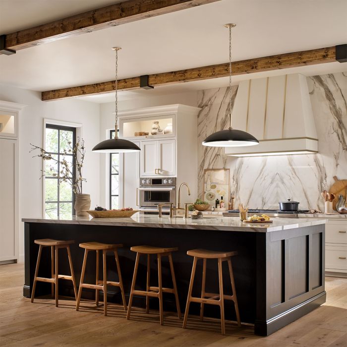 Delarosa Ø50 Schwarz/Bronze hängelampe Von Elstead Lighting - Die Pendelleuchte Delarosa ist eine stilvolle und gro&szlig;z&uuml;gige Leuchte, die dem Raum eine ganz besondere Note verleiht.