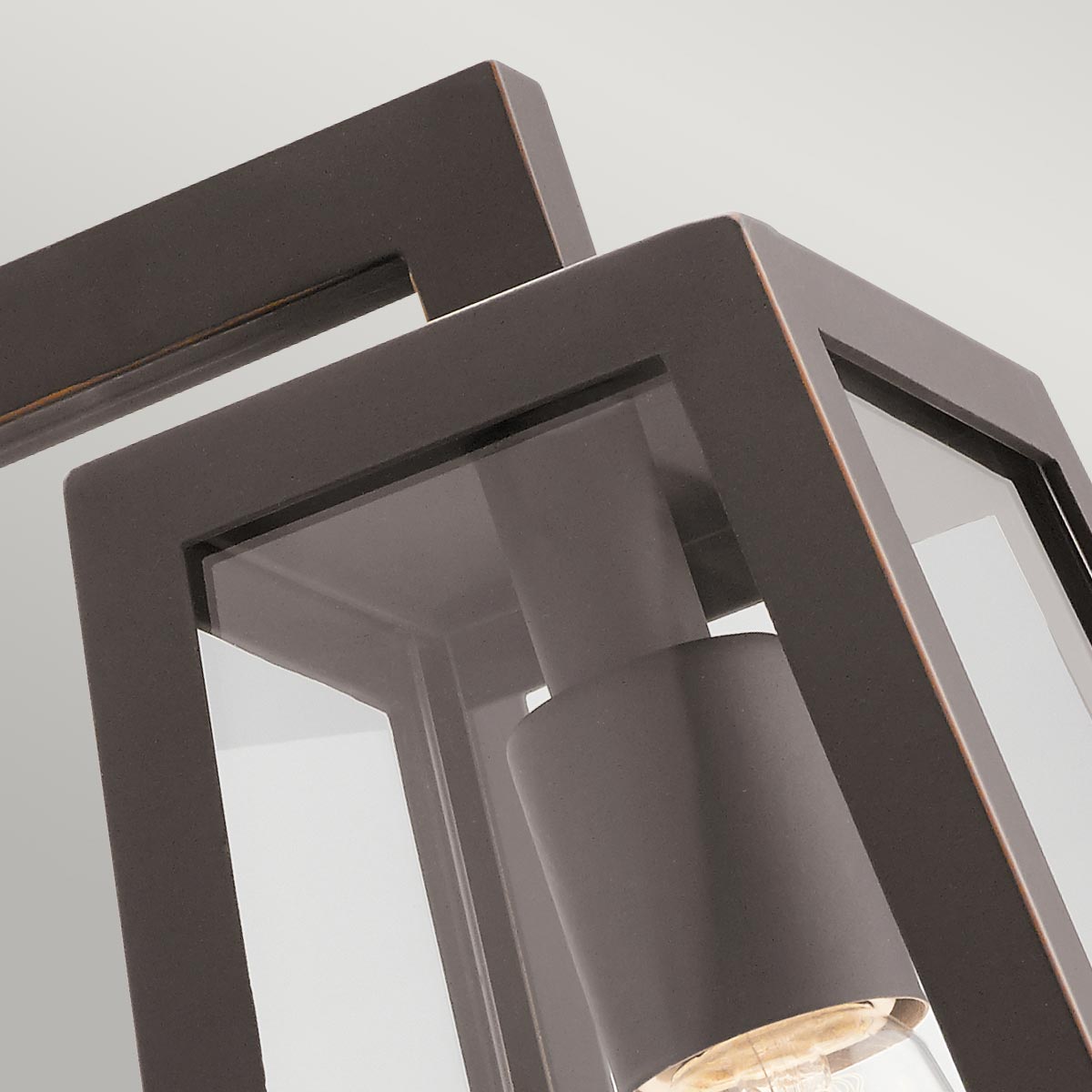 Delison Bronze außenlampe Von Elstead Lighting - Die Wandlampe Delison hat ein minimalistisches Design, das perfekt zum rustikalen oder modernen Lodge-Stil passt.
