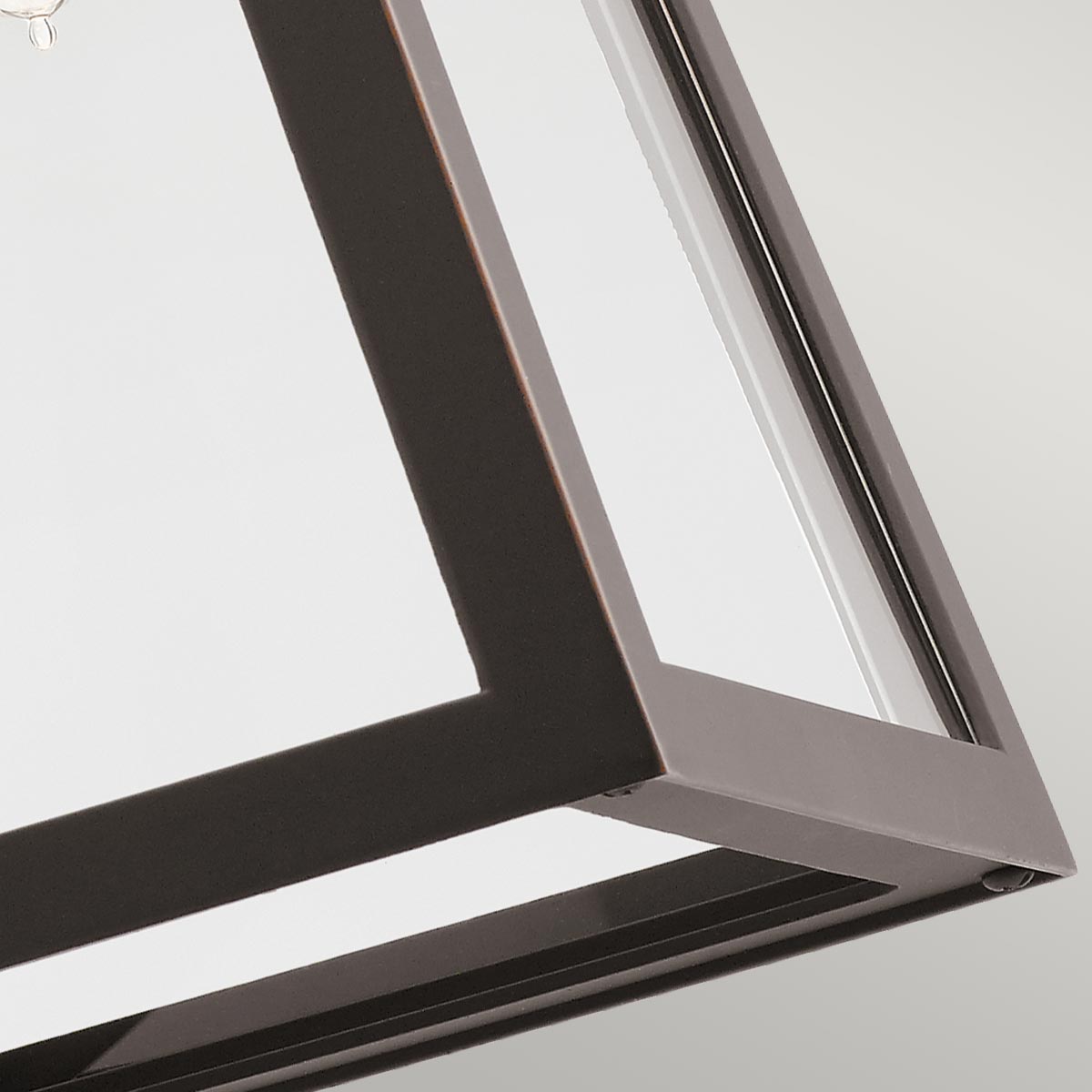 Delison Bronze außenlampe Von Elstead Lighting - Die Wandlampe Delison hat ein minimalistisches Design, das perfekt zum rustikalen oder modernen Lodge-Stil passt.