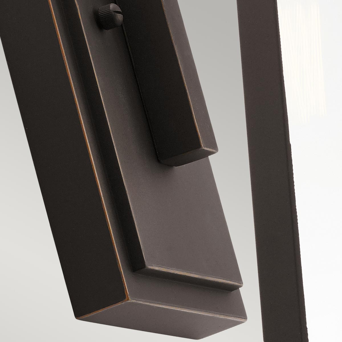 Delison Bronze außenlampe Von Elstead Lighting - Die Wandlampe Delison hat ein minimalistisches Design, das perfekt zum rustikalen oder modernen Lodge-Stil passt.