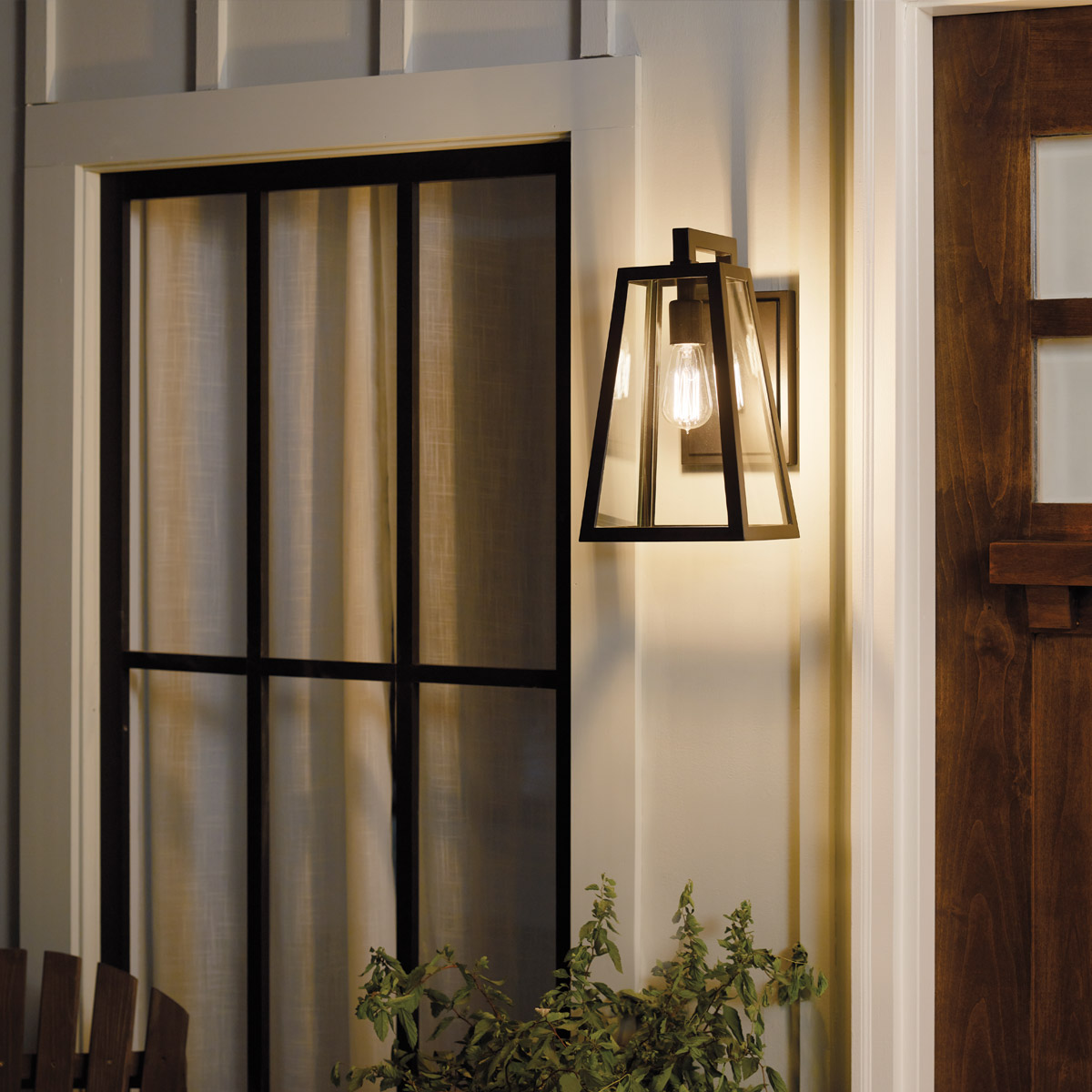 Delison Bronze außenlampe Von Elstead Lighting - Die Wandlampe Delison hat ein minimalistisches Design, das perfekt zum rustikalen oder modernen Lodge-Stil passt.