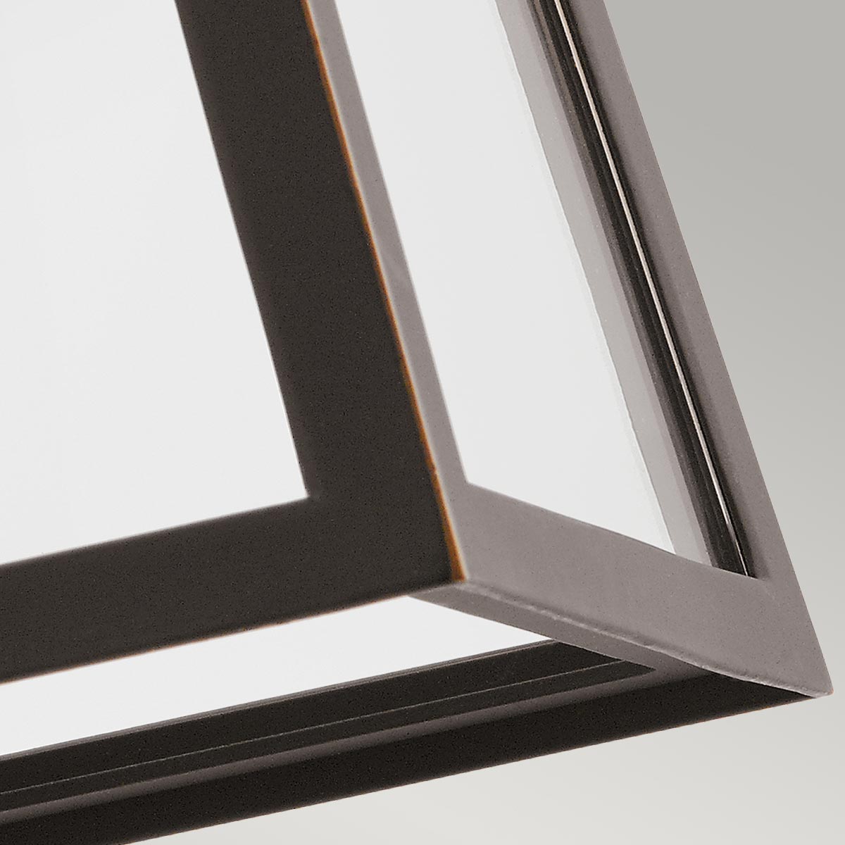 Delison Bronze außenlampe Von Elstead Lighting - Die Wandlampe Delison hat ein minimalistisches Design, das perfekt zum rustikalen oder modernen Lodge-Stil passt.
