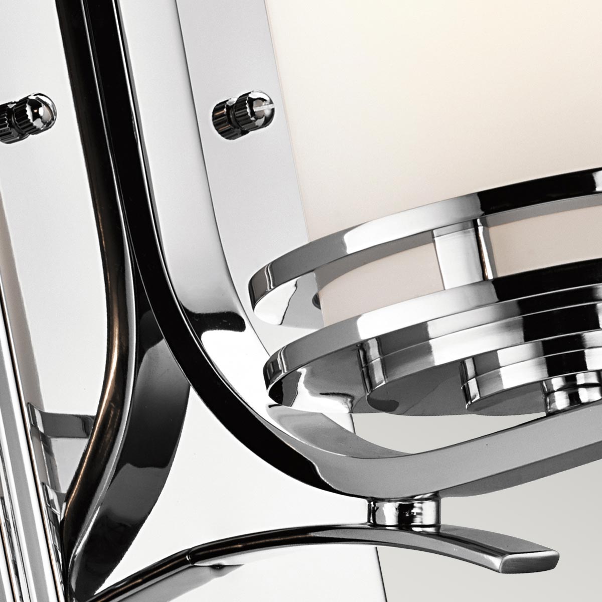 Hendrik 30cm Chrom poliert badezimmerlampe Von Elstead Lighting - Mit seiner polierten Chromoberfläche und dem eleganten Opalglasschirm hinterlässt er einen stilvollen und edlen Eindruck.