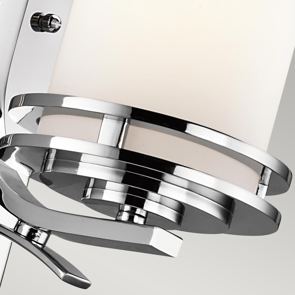 Hendrik 30cm Chrom poliert badezimmerlampe Von Elstead Lighting - Mit seiner polierten Chromoberfläche und dem eleganten Opalglasschirm hinterlässt er einen stilvollen und edlen Eindruck.