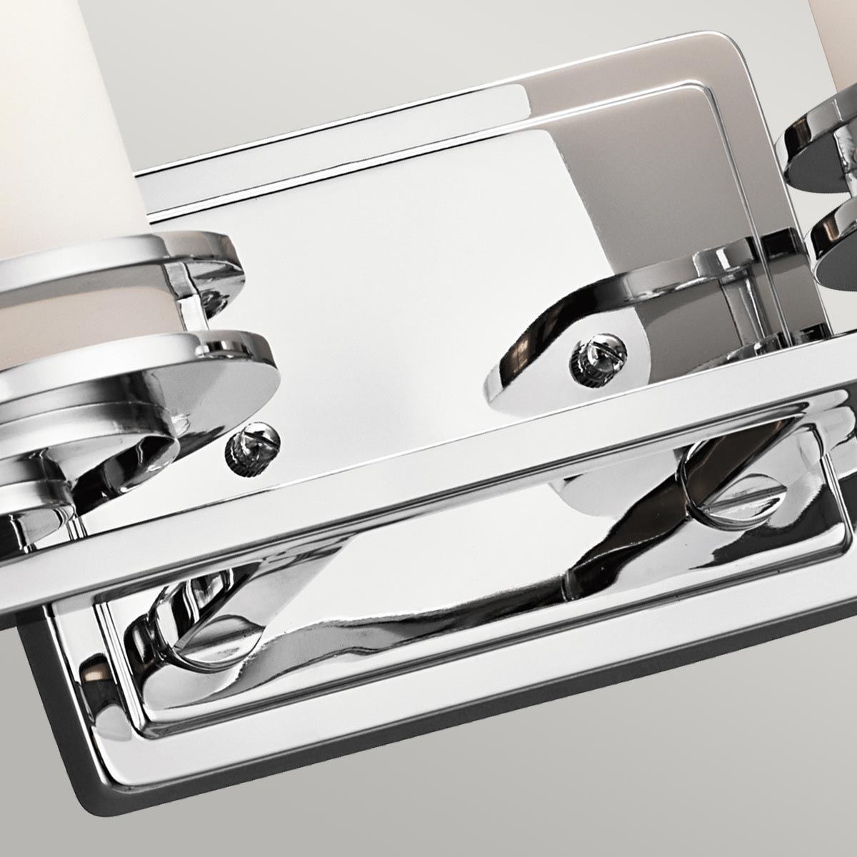 Hendrik 36cm Chrom poliert badezimmerlampe Von Elstead Lighting - Mit seiner polierten Chromoberfläche und den eleganten Opalglasschirmen hinterlässt es einen stilvollen und edlen Eindruck.