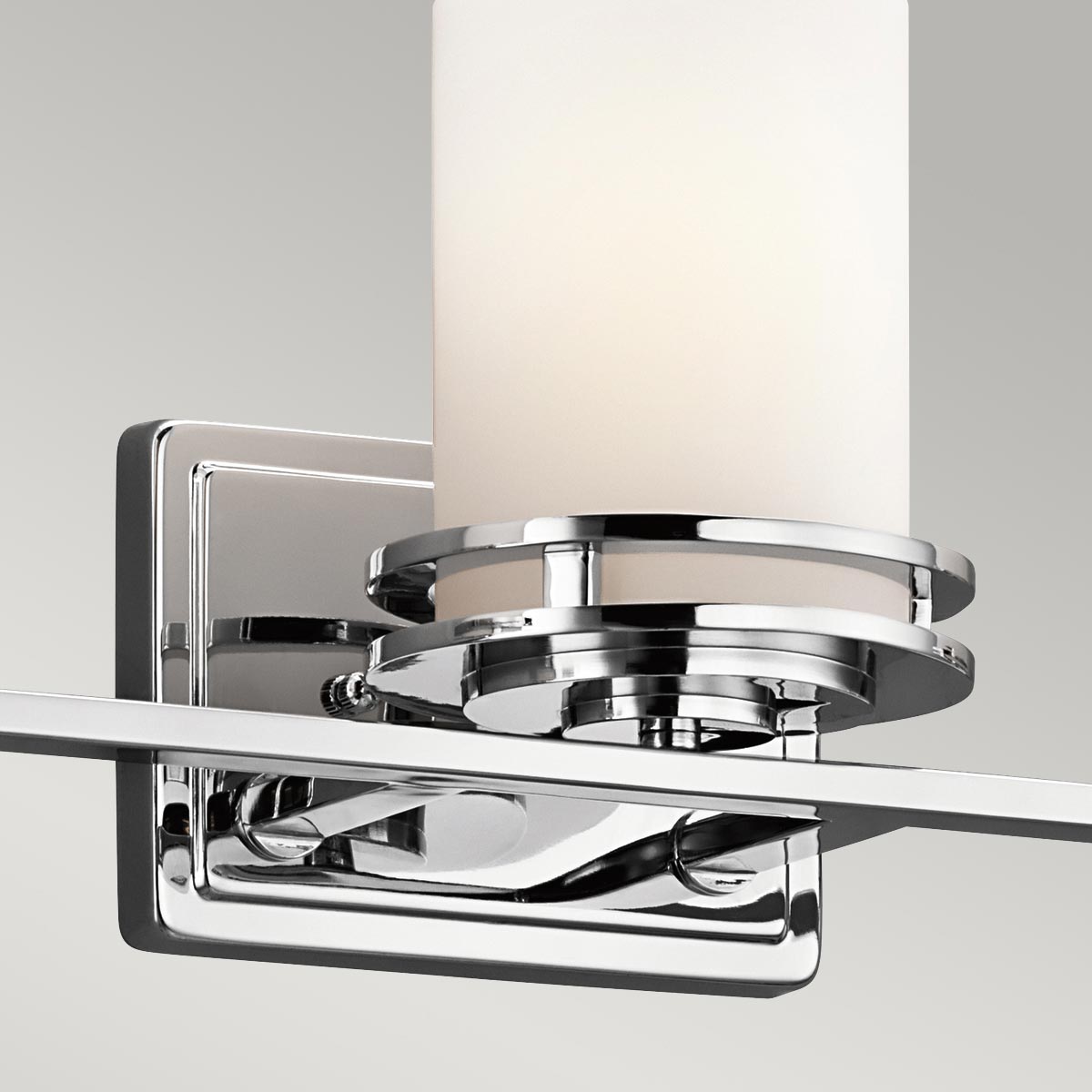 Hendrik 60cm Chrom poliert badezimmerlampe Von Elstead Lighting - Mit seiner polierten Chromoberfl&auml;che und den eleganten Opalglasschirmen hinterl&auml;sst es einen stilvollen und edlen Eindruck.