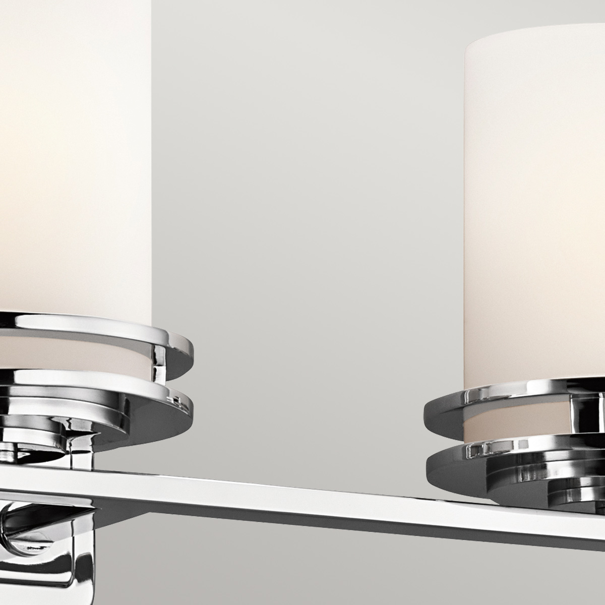 Hendrik 60cm Chrom poliert badezimmerlampe Von Elstead Lighting - Mit seiner polierten Chromoberfl&auml;che und den eleganten Opalglasschirmen hinterl&auml;sst es einen stilvollen und edlen Eindruck.