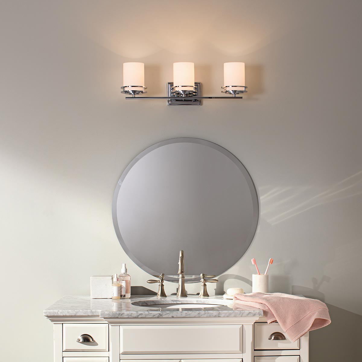 Hendrik 60cm Chrom poliert badezimmerlampe Von Elstead Lighting - Mit seiner polierten Chromoberfl&auml;che und den eleganten Opalglasschirmen hinterl&auml;sst es einen stilvollen und edlen Eindruck.