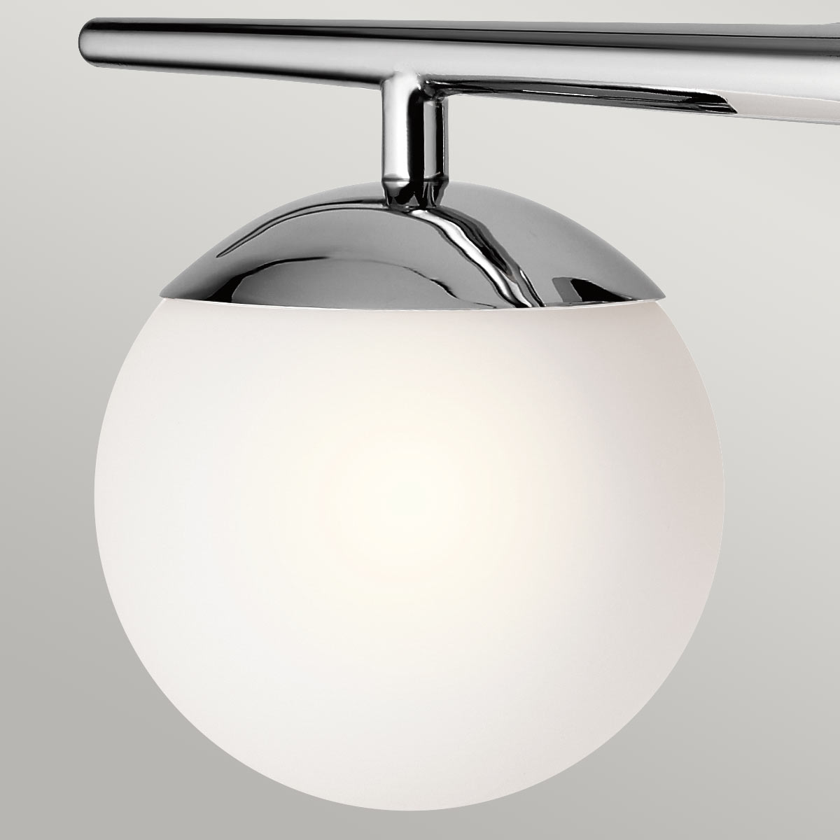 Jasper 42cm Chrom poliert badezimmerlampe Von Elstead Lighting - Die Jasper-Wandlampe verk&ouml;rpert die Moderne der 1950er Jahre mit ihrem eleganten, konischen Stiel und den Opalkugeln, die auf polierten Chromdetails ruhen.