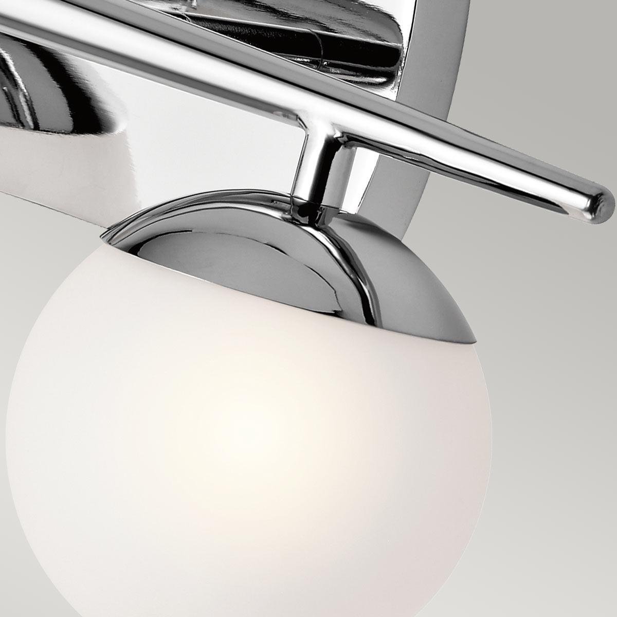 Jasper 42cm Chrom poliert badezimmerlampe Von Elstead Lighting - Die Jasper-Wandlampe verk&ouml;rpert die Moderne der 1950er Jahre mit ihrem eleganten, konischen Stiel und den Opalkugeln, die auf polierten Chromdetails ruhen.