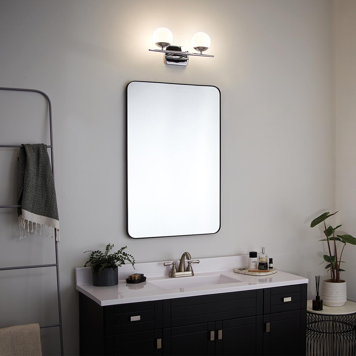 Jasper 42cm Chrom poliert badezimmerlampe Von Elstead Lighting - Die Jasper-Wandlampe verk&ouml;rpert die Moderne der 1950er Jahre mit ihrem eleganten, konischen Stiel und den Opalkugeln, die auf polierten Chromdetails ruhen.