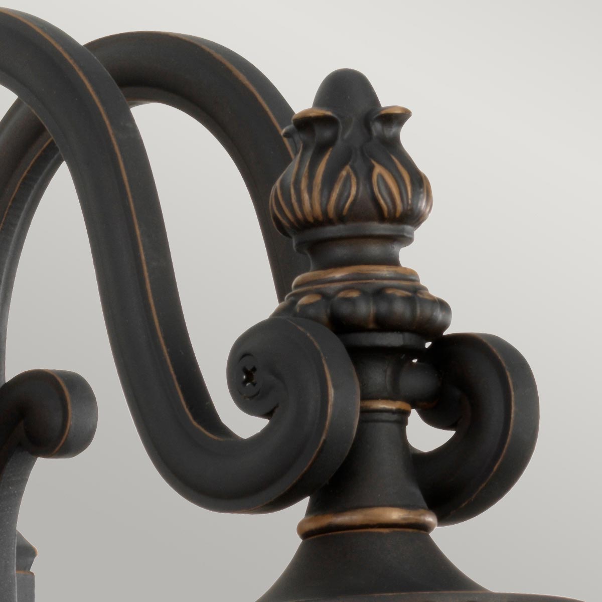Luverne Bronze außenlampe Von Elstead Lighting - Die Wandleuchte Luverne in geölter Bronze hat ein elegantes und detailliertes Design, das die Außenumgebung aufwertet.