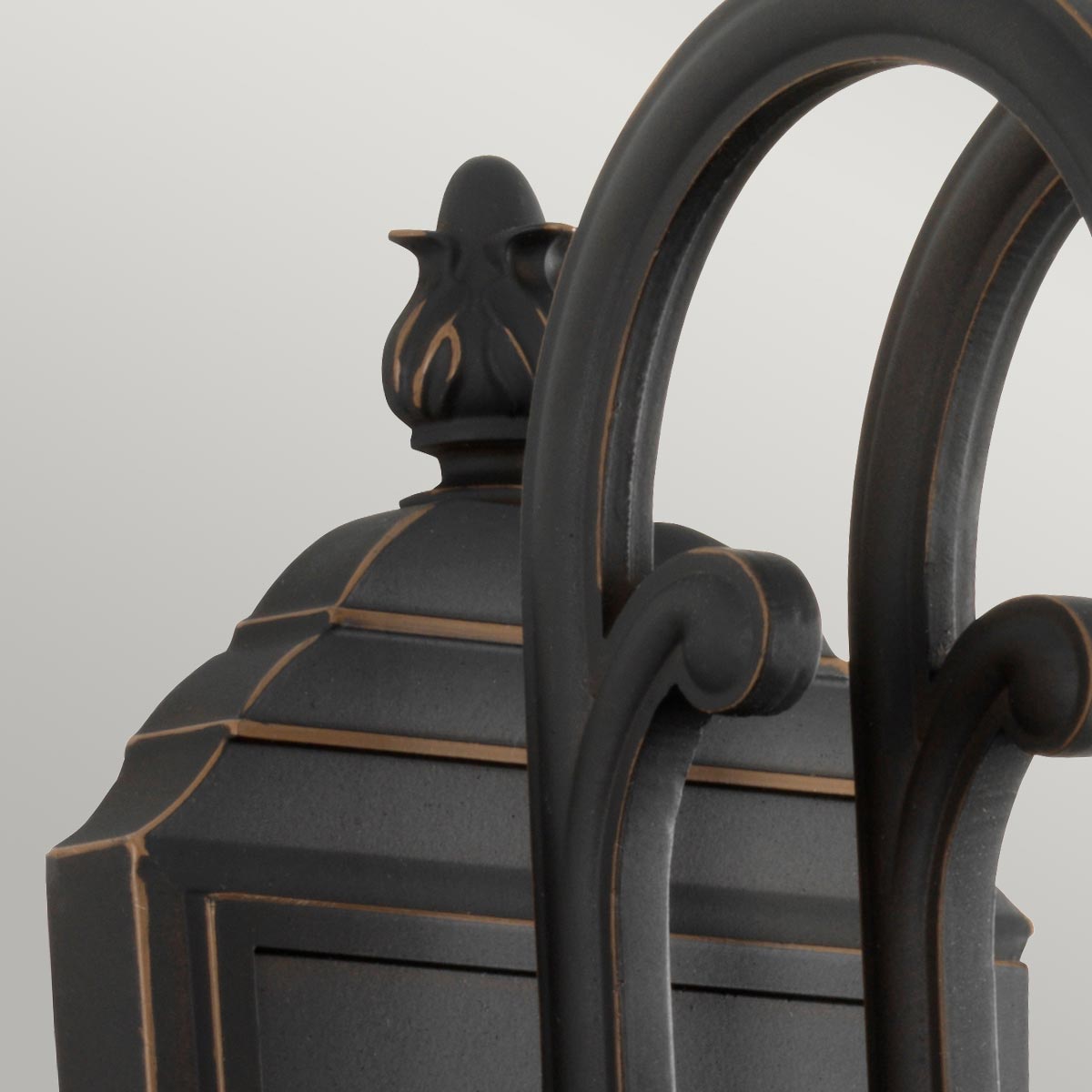 Luverne Bronze außenlampe Von Elstead Lighting - Die Wandleuchte Luverne in geölter Bronze hat ein elegantes und detailliertes Design, das die Außenumgebung aufwertet.