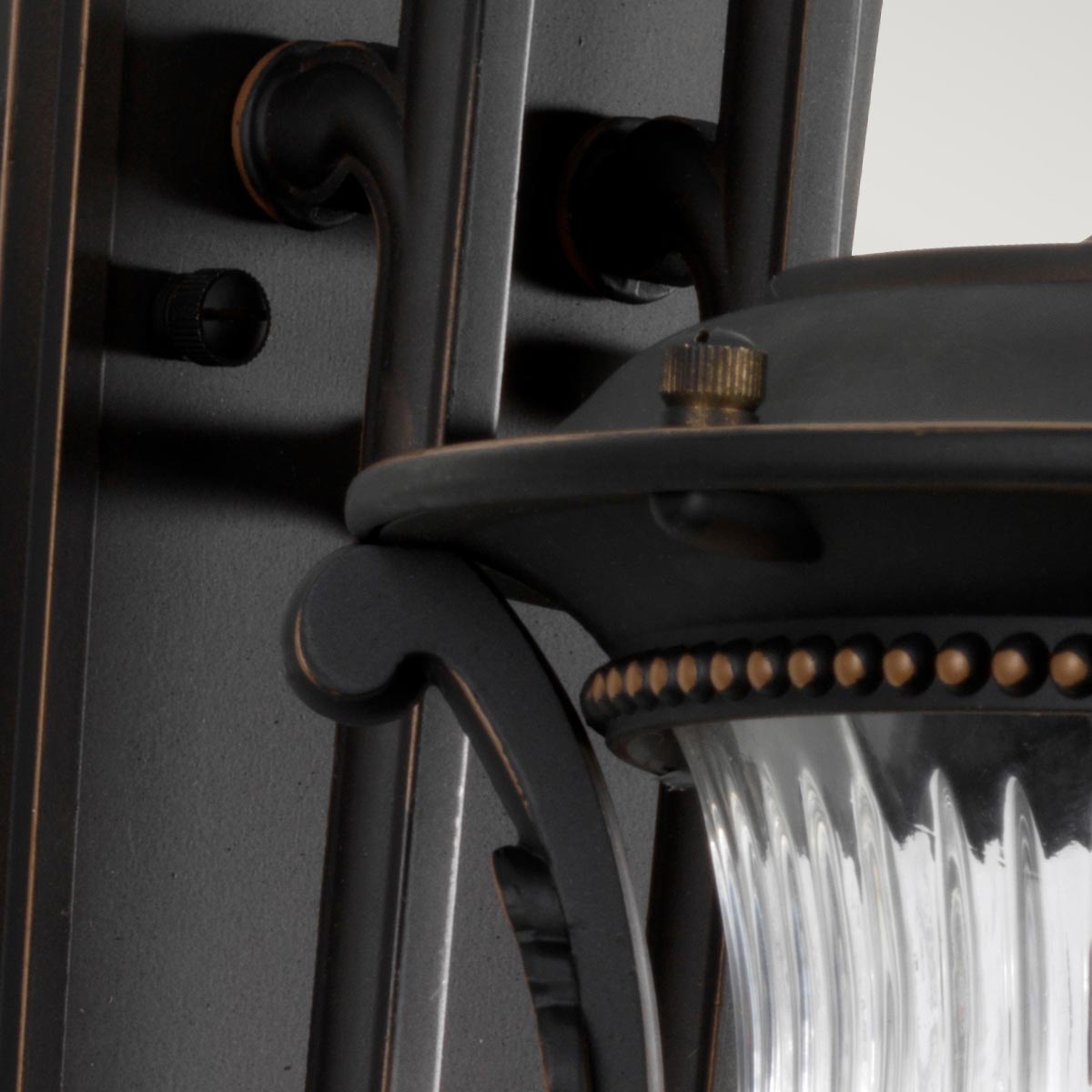 Luverne Bronze außenlampe Von Elstead Lighting - Die Wandleuchte Luverne in geölter Bronze hat ein elegantes und detailliertes Design, das die Außenumgebung aufwertet.