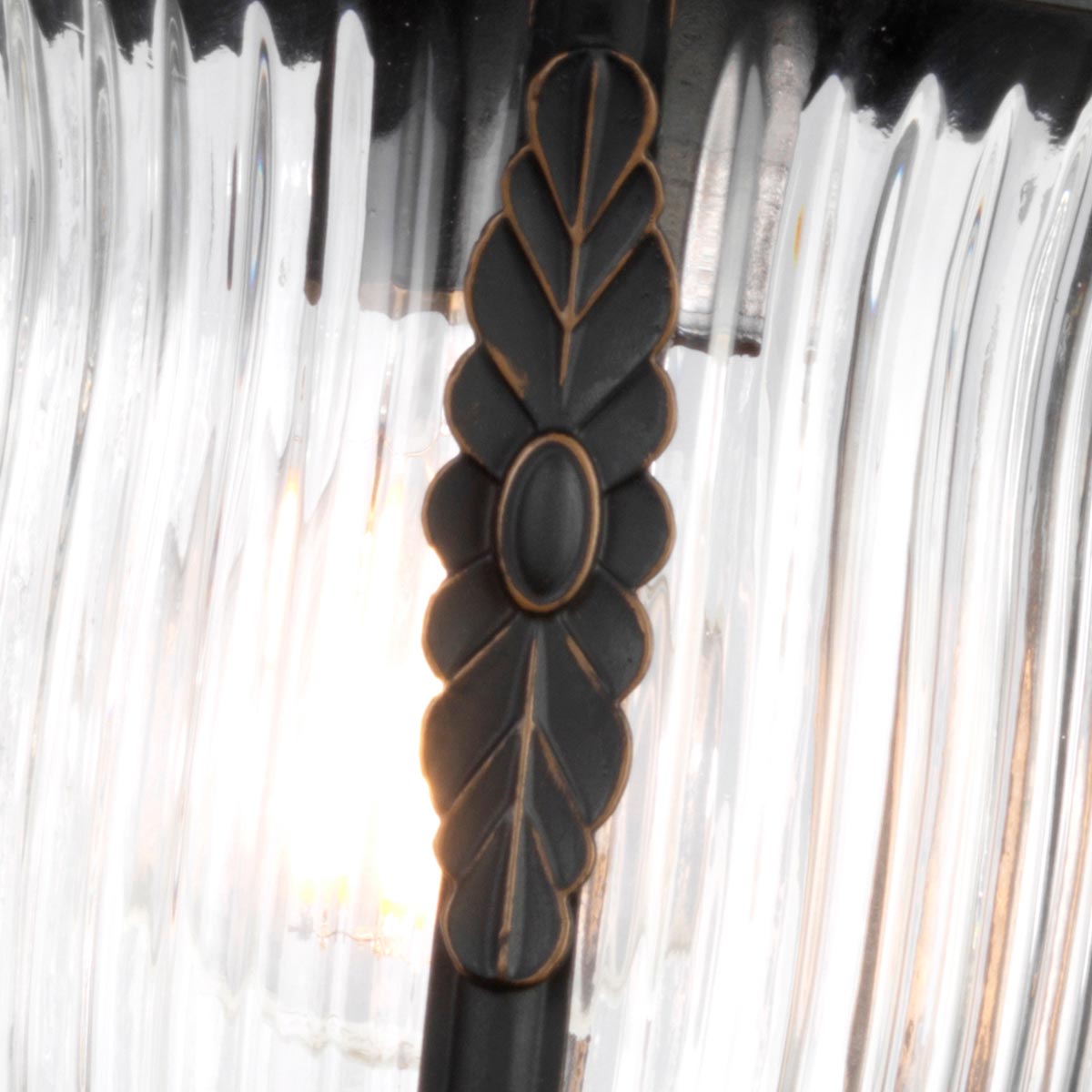 Luverne Bronze außenlampe Von Elstead Lighting - Die Wandleuchte Luverne in geölter Bronze hat ein elegantes und detailliertes Design, das die Außenumgebung aufwertet.