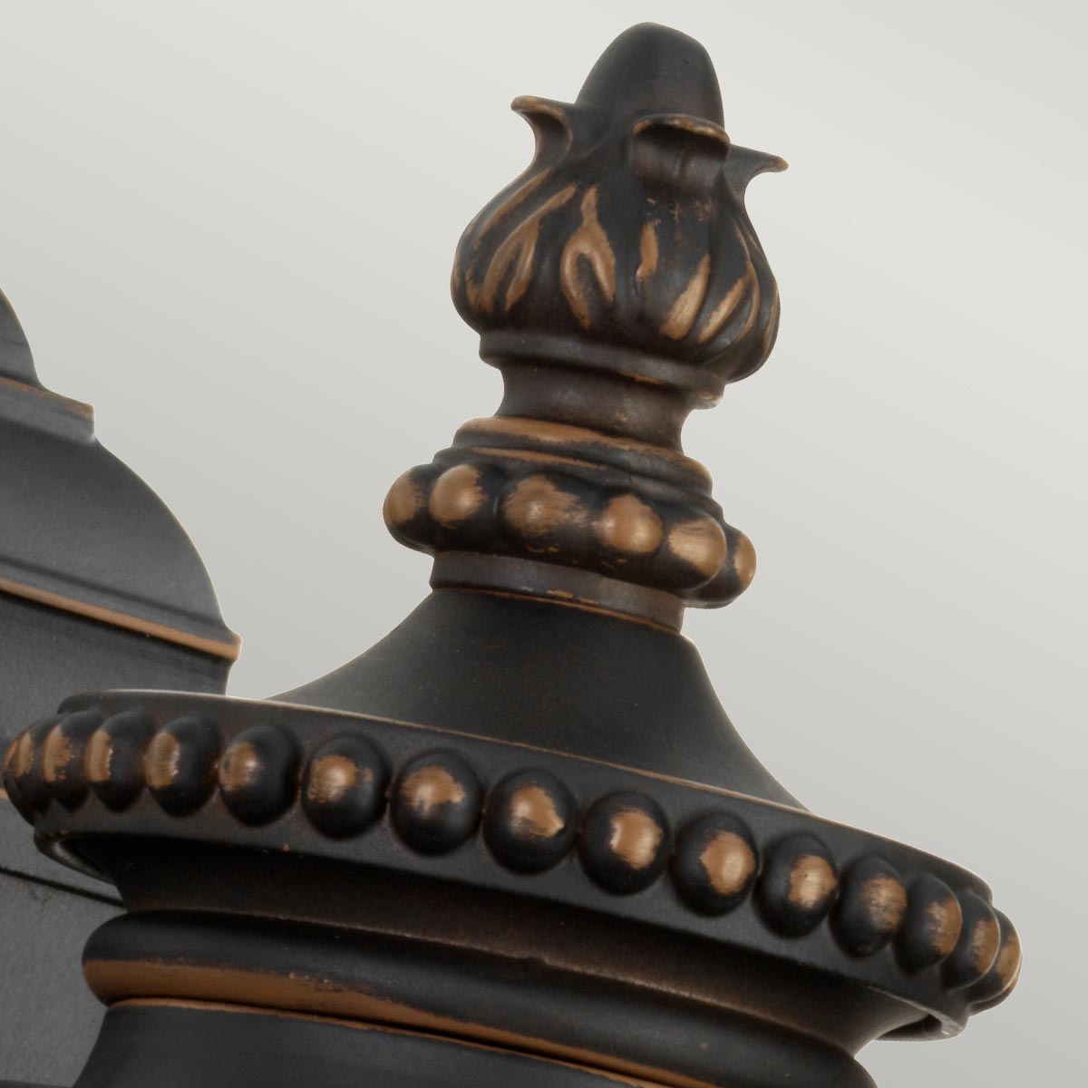 Luverne Bronze außenlampe Von Elstead Lighting - Die Wandleuchte Luverne in geölter Bronze hat ein elegantes und detailliertes Design, das die Außenumgebung aufwertet.