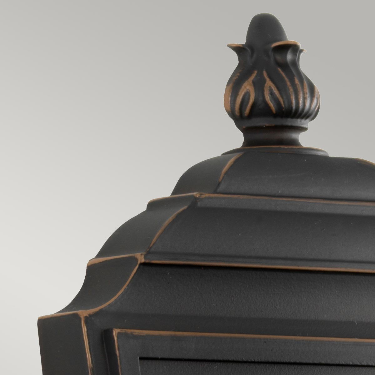 Luverne Bronze außenlampe Von Elstead Lighting - Die Wandleuchte Luverne in geölter Bronze hat ein elegantes und detailliertes Design, das die Außenumgebung aufwertet.
