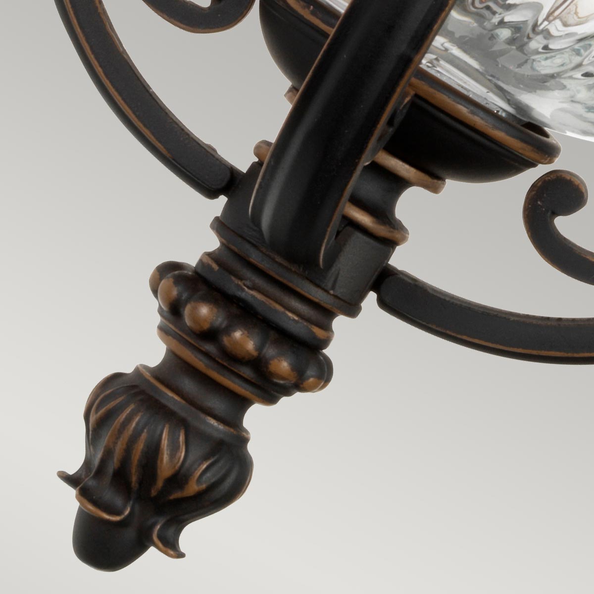 Luverne Bronze außenlampe Von Elstead Lighting - Die Wandleuchte Luverne in geölter Bronze hat ein elegantes und detailliertes Design, das die Außenumgebung aufwertet.