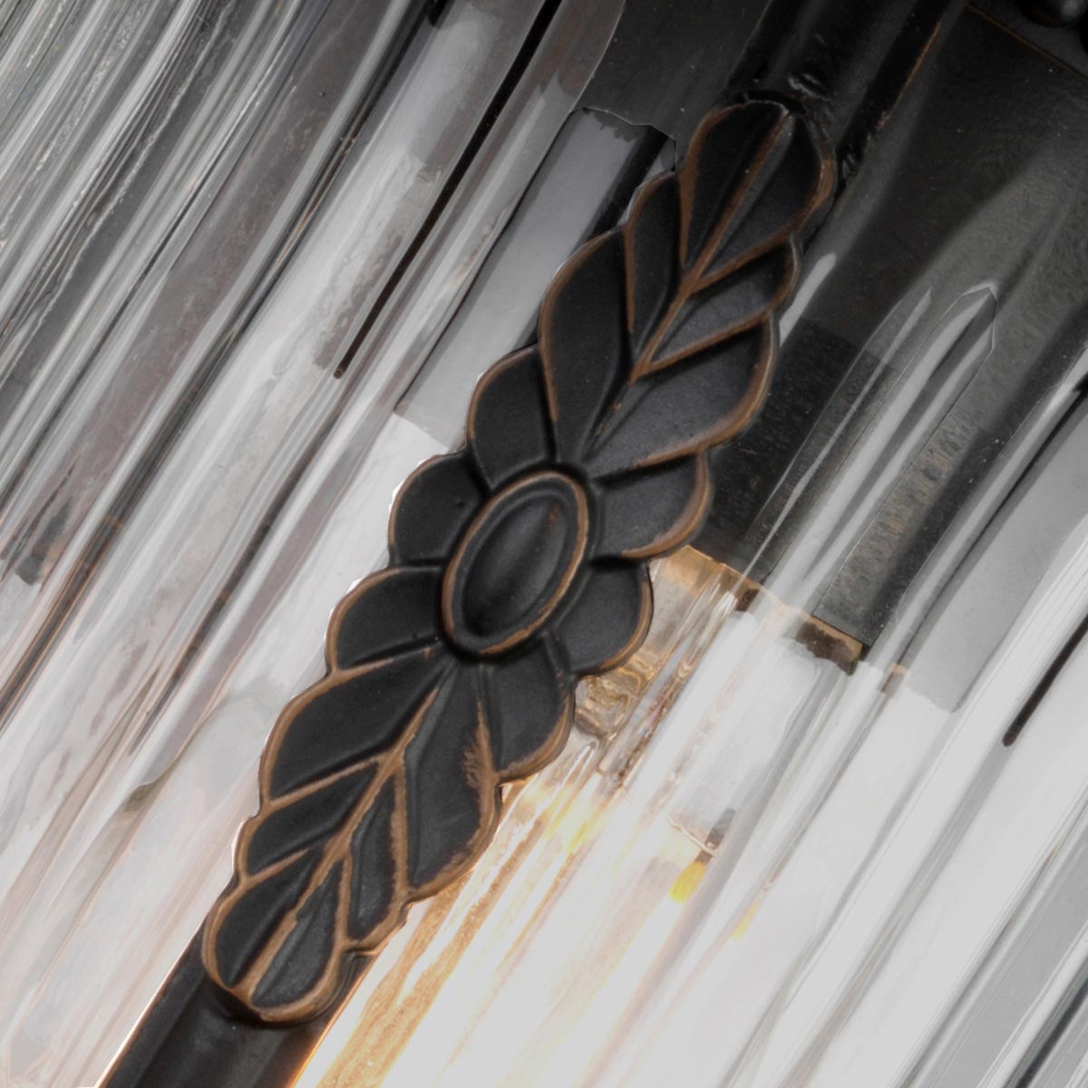 Luverne Bronze außenlampe Von Elstead Lighting - Die Wandleuchte Luverne in geölter Bronze hat ein elegantes und detailliertes Design, das die Außenumgebung aufwertet.