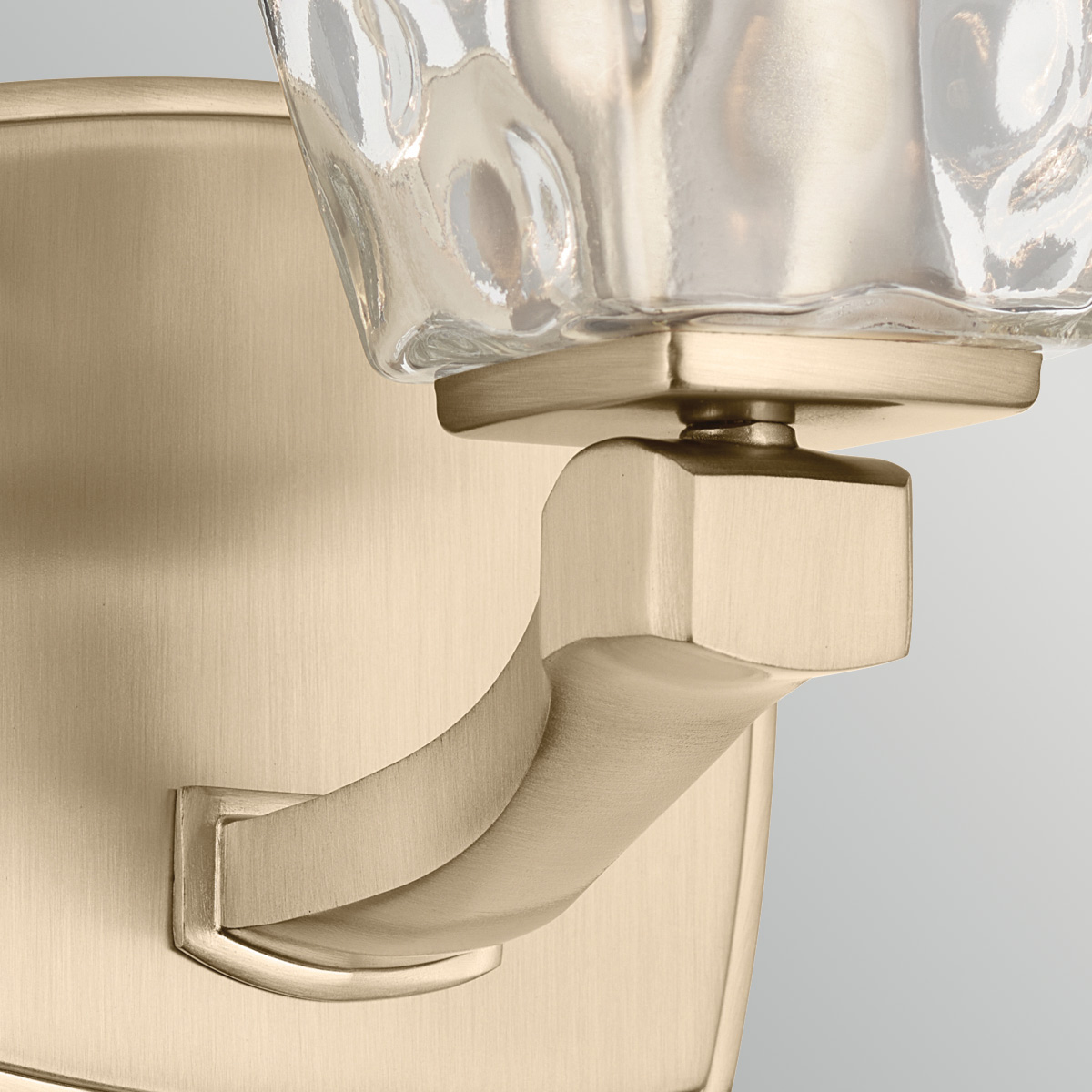 Marant 24cm Bronze badezimmerlampe Von Elstead Lighting - Die Leuchte ist aus Metall gefertigt, mit einer champagnerfarbenen Bronzeoberfl&auml;che versehen und verf&uuml;gt &uuml;ber einen robusten, sanft geschwungenen Arm.