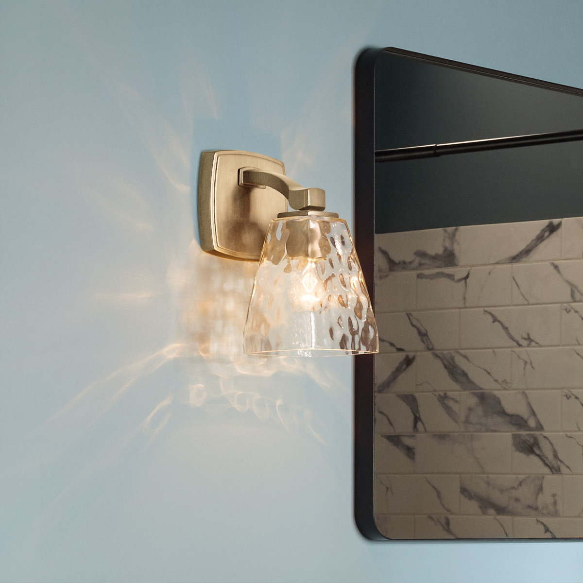 Marant 24cm Bronze badezimmerlampe Von Elstead Lighting - Die Leuchte ist aus Metall gefertigt, mit einer champagnerfarbenen Bronzeoberfl&auml;che versehen und verf&uuml;gt &uuml;ber einen robusten, sanft geschwungenen Arm.
