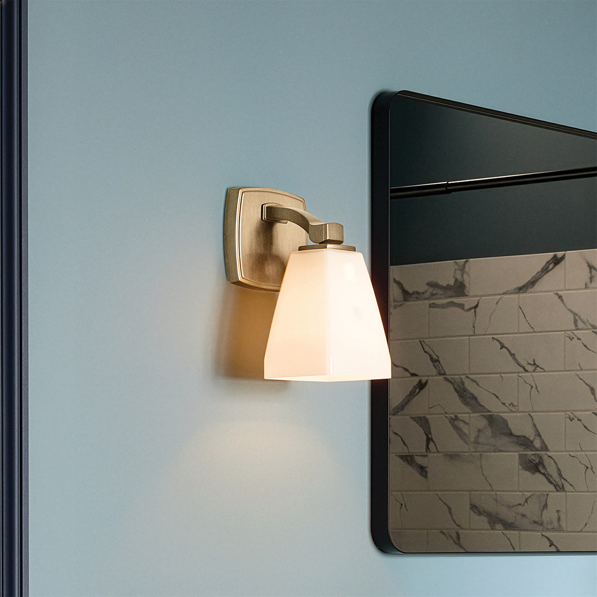 Marant 24cm Bronze badezimmerlampe Von Elstead Lighting - Die elegante Wandleuchte Marant besticht durch ihr stilvolles und exklusives Design und ist ideal f&uuml;rs Badezimmer.