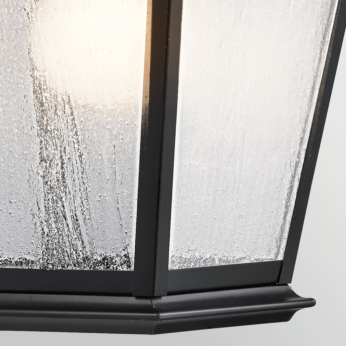 Mount Vernon Schwarz außenlampe Von Elstead Lighting - Die Leuchte ist aus schwarzem Metall gefertigt und mit Klarglas kombiniert, dessen markante, raue Struktur ihr einen lebendigen und charakteristischen Ausdruck verleiht.