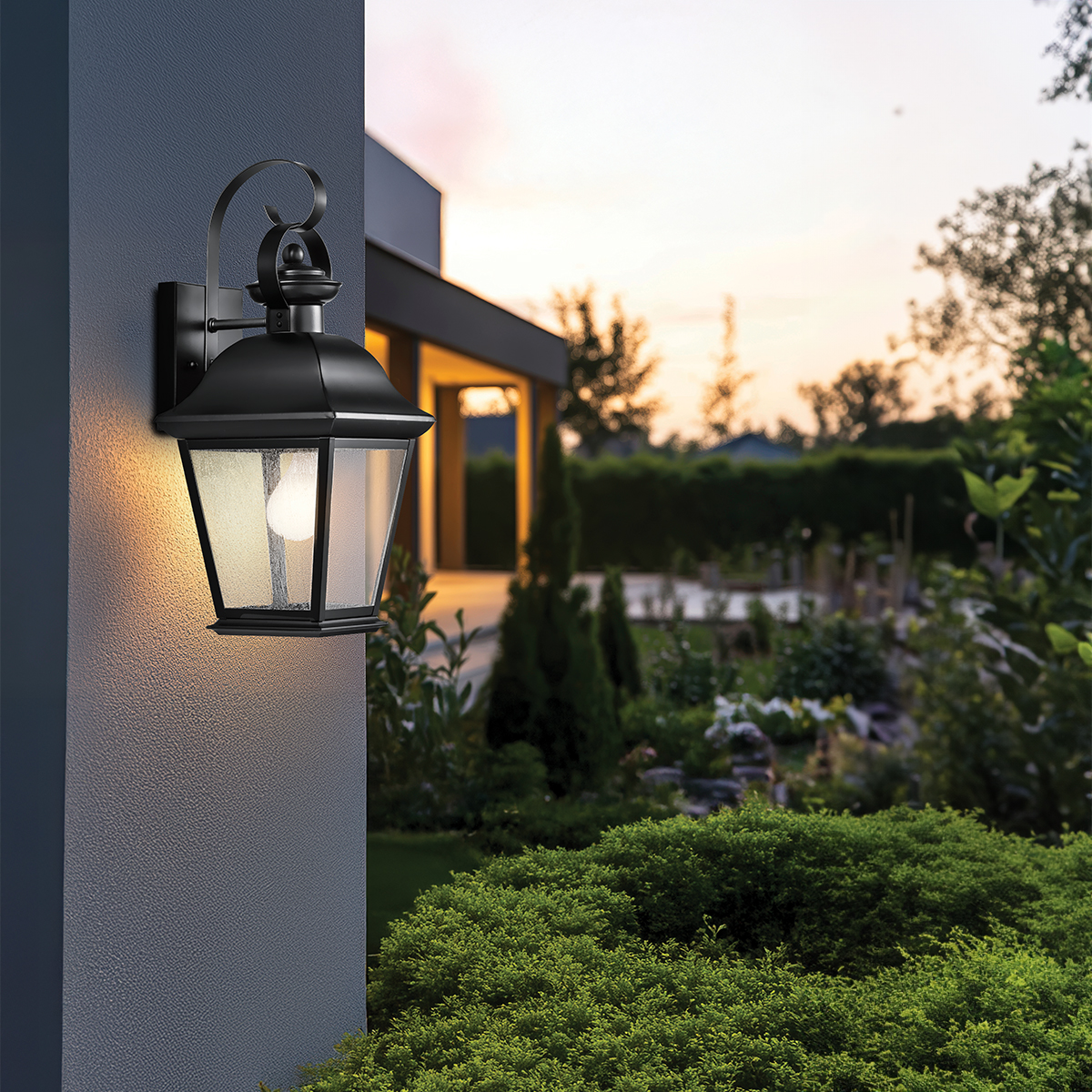 Mount Vernon Schwarz außenlampe Von Elstead Lighting - Die Leuchte ist aus schwarzem Metall gefertigt und mit Klarglas kombiniert, dessen markante, raue Struktur ihr einen lebendigen und charakteristischen Ausdruck verleiht.