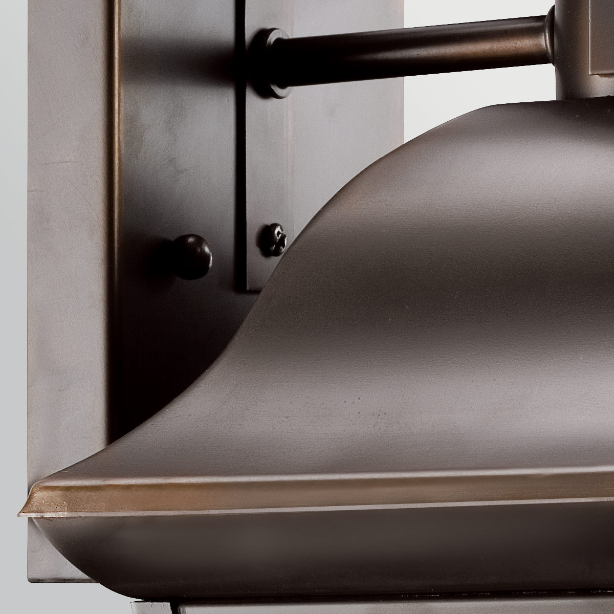Mount Vernon Bronze außenlampe Von Elstead Lighting - Die Leuchte ist aus Metall gefertigt und mit einer eleganten Bronze-Optik versehen, die mit klarem Glas und einer markanten, rauen Struktur kombiniert wird.