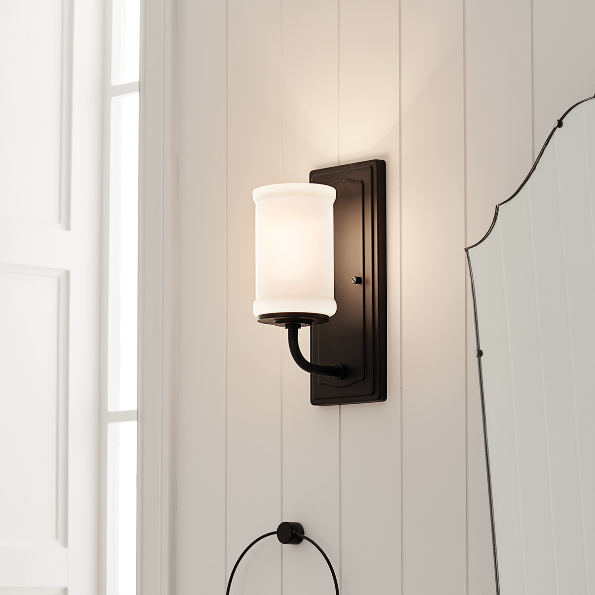 Vetivene 30cm Schwarz badezimmerlampe Von Elstead Lighting - Vetivene kann mit dem Glas nach oben oder unten montiert werden, was Flexibilit&auml;t bietet und sie beispielsweise perfekt f&uuml;r den Badezimmerspiegel macht.