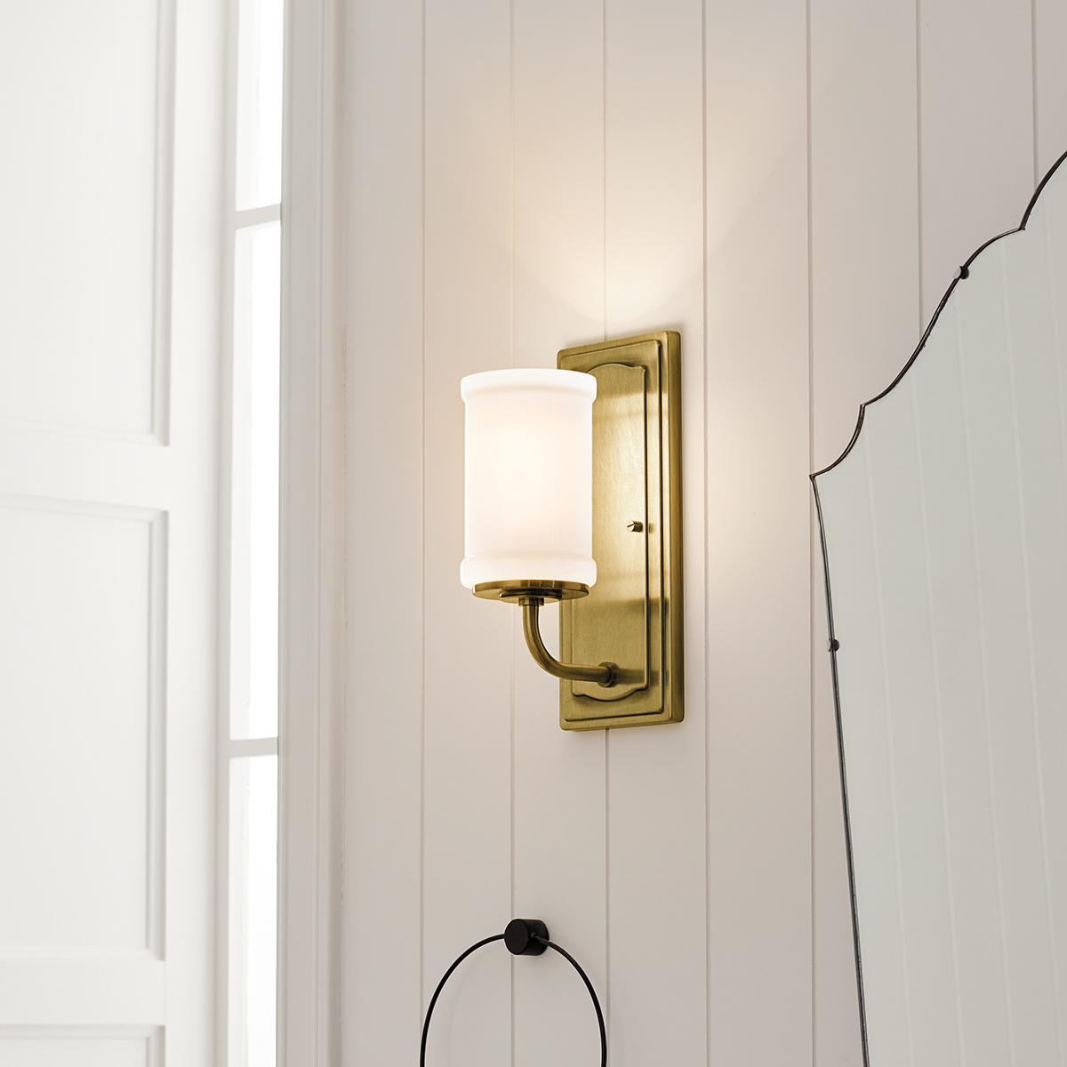 Vetivene 30cm Messing badezimmerlampe Von Elstead Lighting - Vetivene kann mit dem Glas nach oben oder unten montiert werden, was Flexibilit&auml;t bietet und sie beispielsweise perfekt f&uuml;r den Badezimmerspiegel macht.
