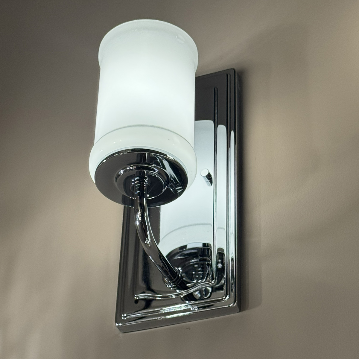 Vetivene 30cm Chrom badezimmerlampe Von Elstead Lighting - Vetivene kann mit dem Glas nach oben oder unten montiert werden, was Flexibilit&auml;t bietet und sie beispielsweise perfekt f&uuml;r den Badezimmerspiegel macht.
