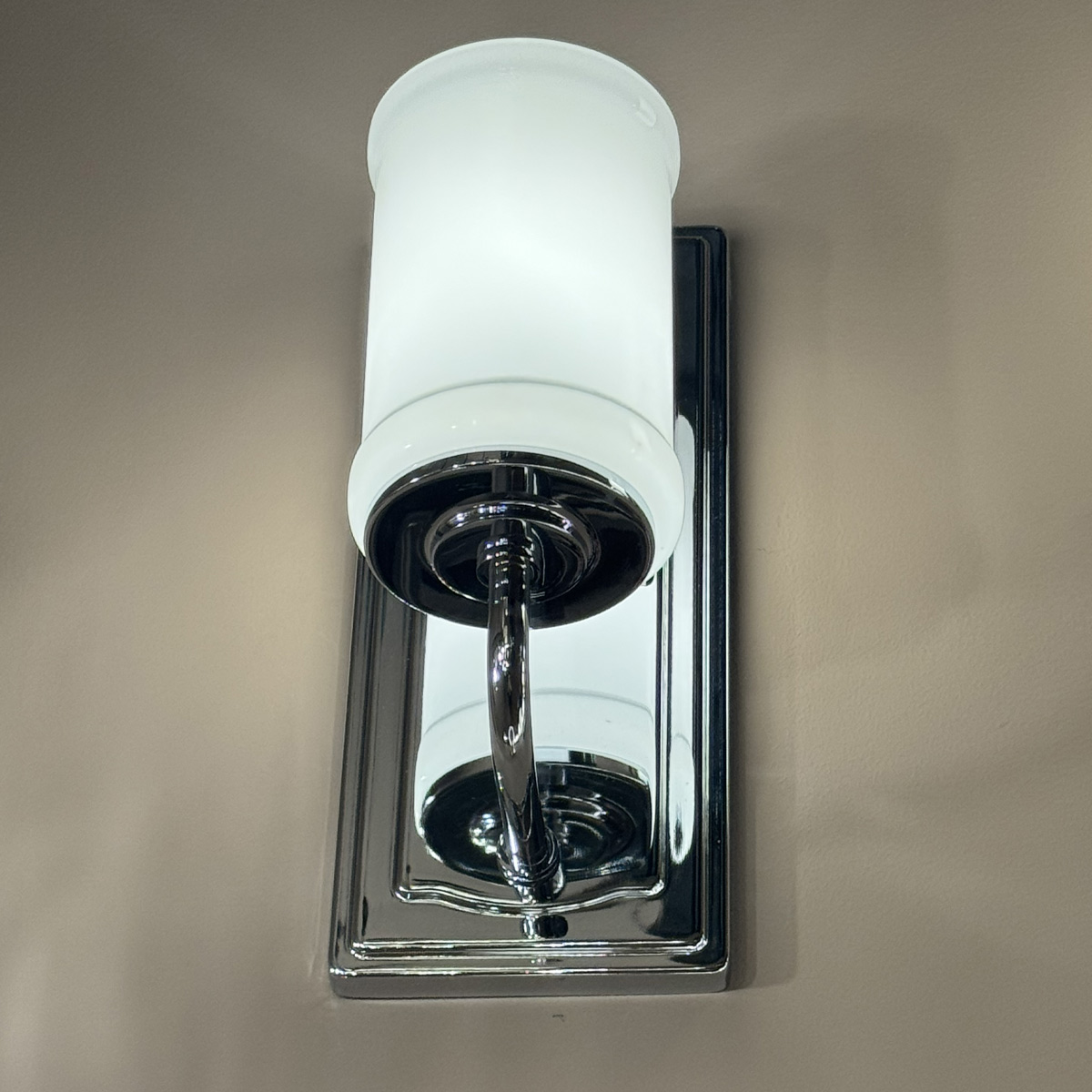 Vetivene 30cm Chrom badezimmerlampe Von Elstead Lighting - Vetivene kann mit dem Glas nach oben oder unten montiert werden, was Flexibilit&auml;t bietet und sie beispielsweise perfekt f&uuml;r den Badezimmerspiegel macht.