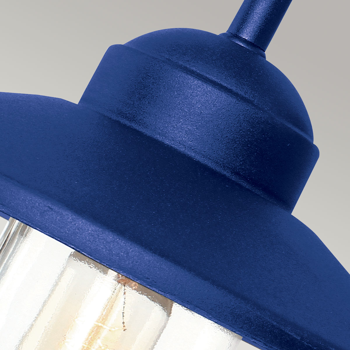 Klampenborg Ø28 Marineblau außenlampe Von Elstead Lighting - Tillverkad av rostfritt st&aring;l i marinbl&aring; finish och glas, erbjuder den en robust konstruktion som st&aring;r emot v&auml;der och vind.