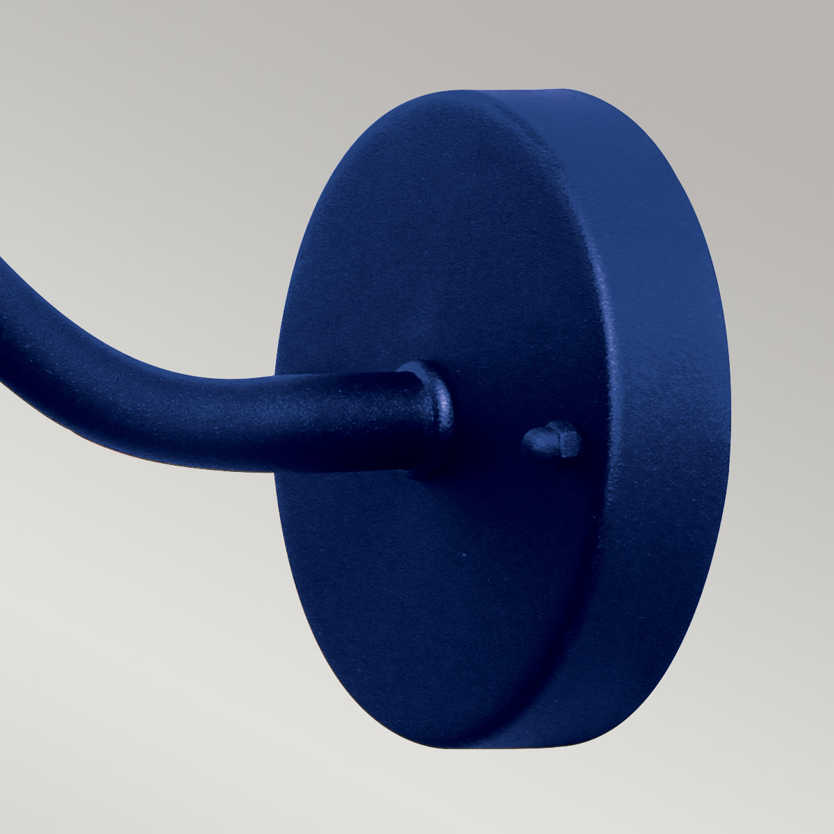 Klampenborg Ø28 Marineblau außenlampe Von Elstead Lighting - Tillverkad av rostfritt st&aring;l i marinbl&aring; finish och glas, erbjuder den en robust konstruktion som st&aring;r emot v&auml;der och vind.