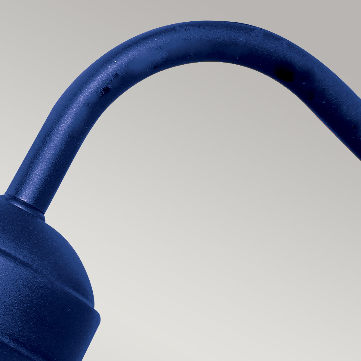 Klampenborg Ø28 Marineblau außenlampe Von Elstead Lighting - Tillverkad av rostfritt st&aring;l i marinbl&aring; finish och glas, erbjuder den en robust konstruktion som st&aring;r emot v&auml;der och vind.