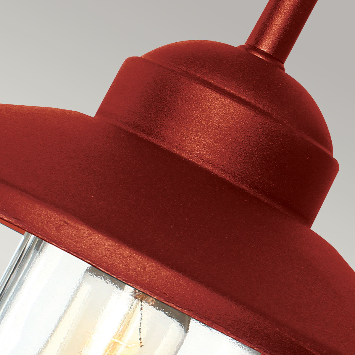 Klampenborg Ø28 ROT außenlampe Von Elstead Lighting - Tillverkad av rostfritt st&aring;l i oxid r&ouml;d finish och glas, erbjuder den en robust konstruktion som st&aring;r emot v&auml;der och vind.