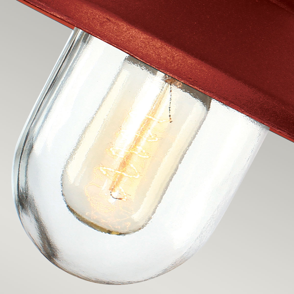 Klampenborg Ø28 ROT außenlampe Von Elstead Lighting - Tillverkad av rostfritt st&aring;l i oxid r&ouml;d finish och glas, erbjuder den en robust konstruktion som st&aring;r emot v&auml;der och vind.