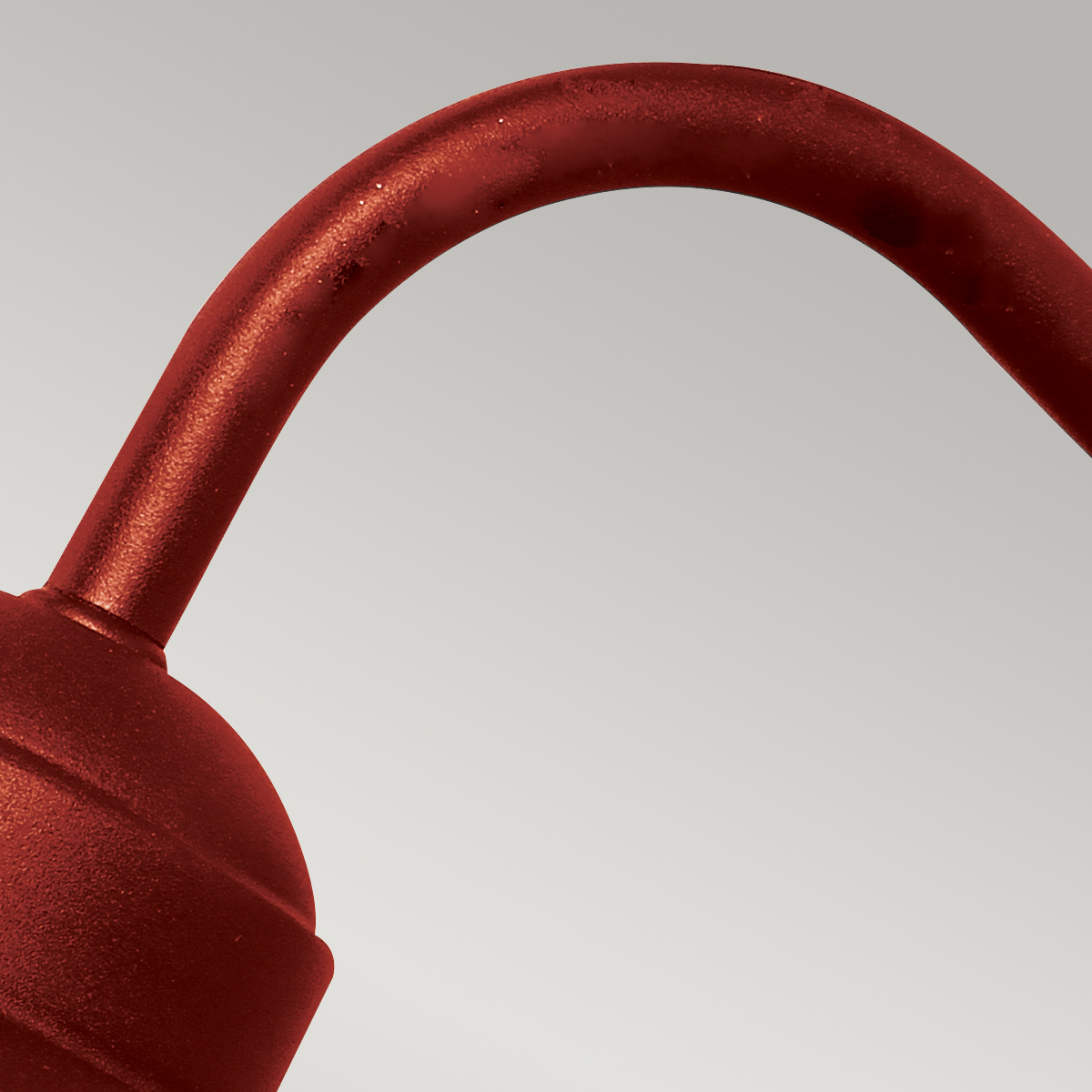 Klampenborg Ø28 ROT außenlampe Von Elstead Lighting - Tillverkad av rostfritt st&aring;l i oxid r&ouml;d finish och glas, erbjuder den en robust konstruktion som st&aring;r emot v&auml;der och vind.
