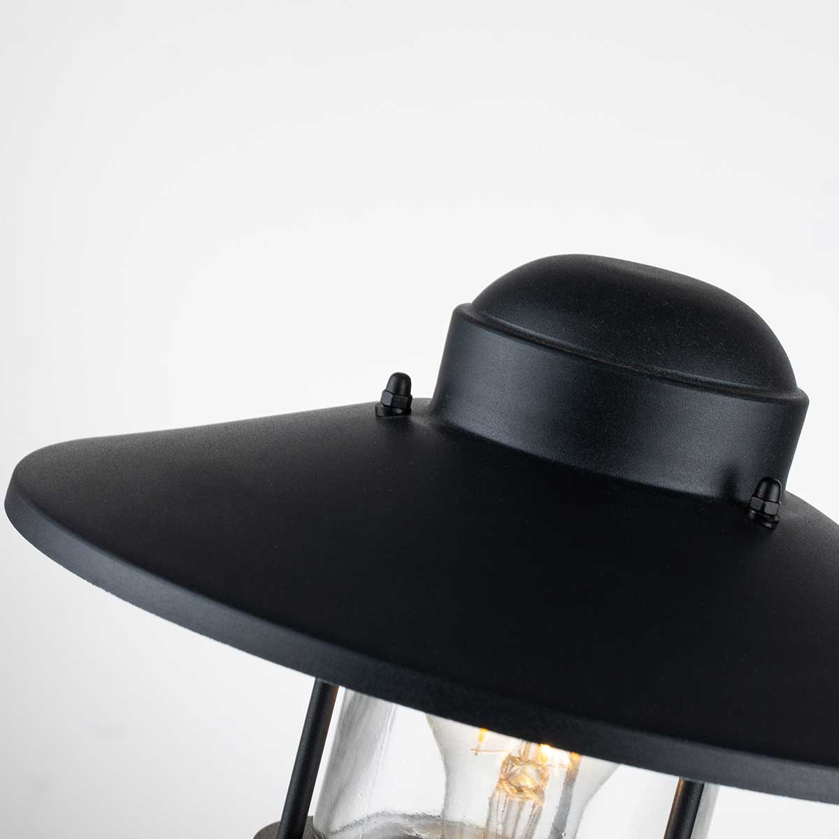 Klampenborg 32cm Schwarz Von Elstead Lighting - Tillverkad av rostfritt st&aring;l i svart finish och glas, erbjuder den en robust konstruktion som st&aring;r emot v&auml;der och vind.