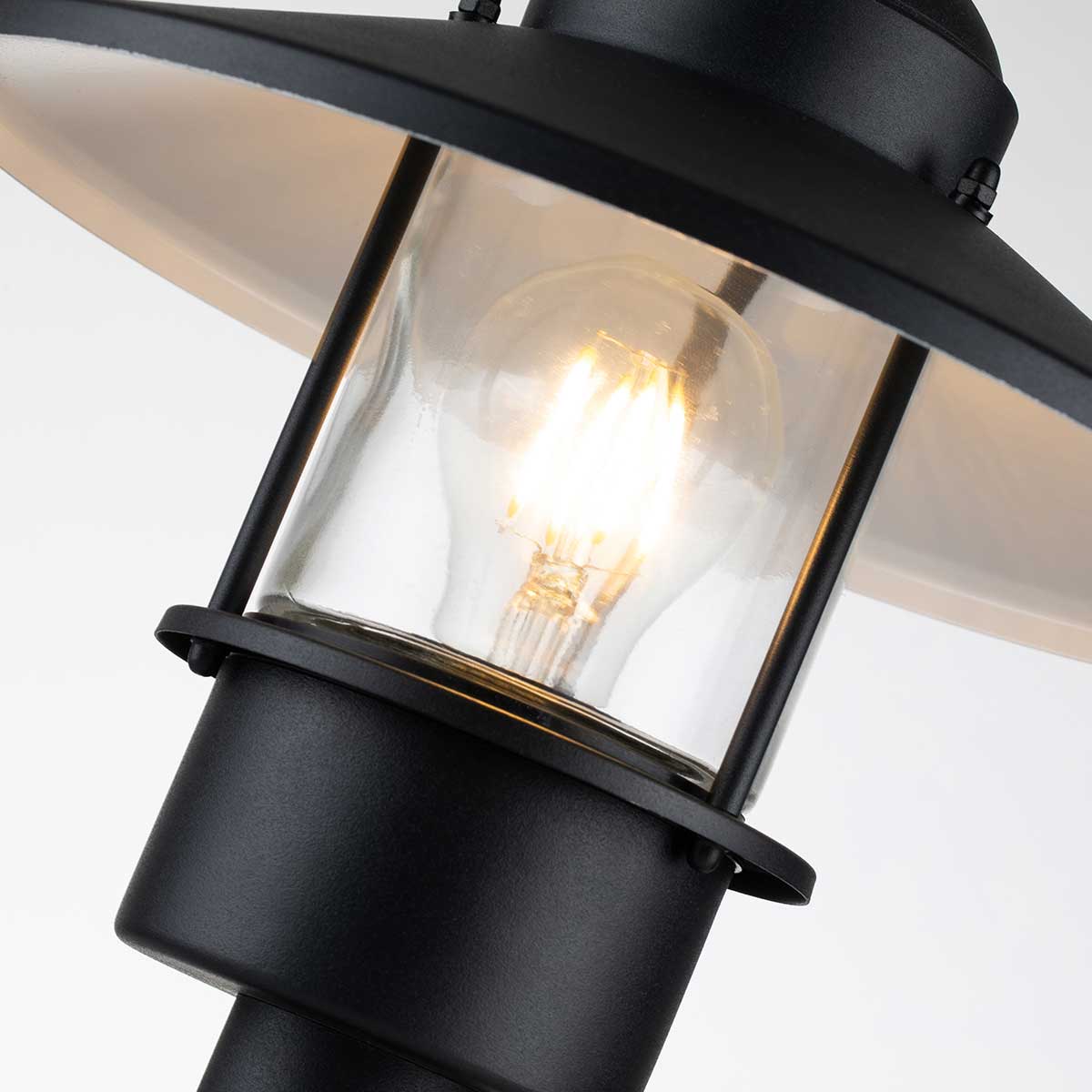 Klampenborg 32cm Schwarz Von Elstead Lighting - Tillverkad av rostfritt st&aring;l i svart finish och glas, erbjuder den en robust konstruktion som st&aring;r emot v&auml;der och vind.