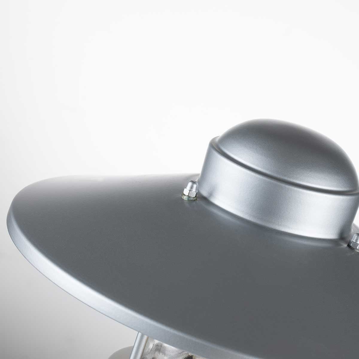 Klampenborg 32cm Silber Von Elstead Lighting - Tillverkad av rostfritt st&aring;l i silverfinish och glas, erbjuder den en robust konstruktion som st&aring;r emot v&auml;der och vind.