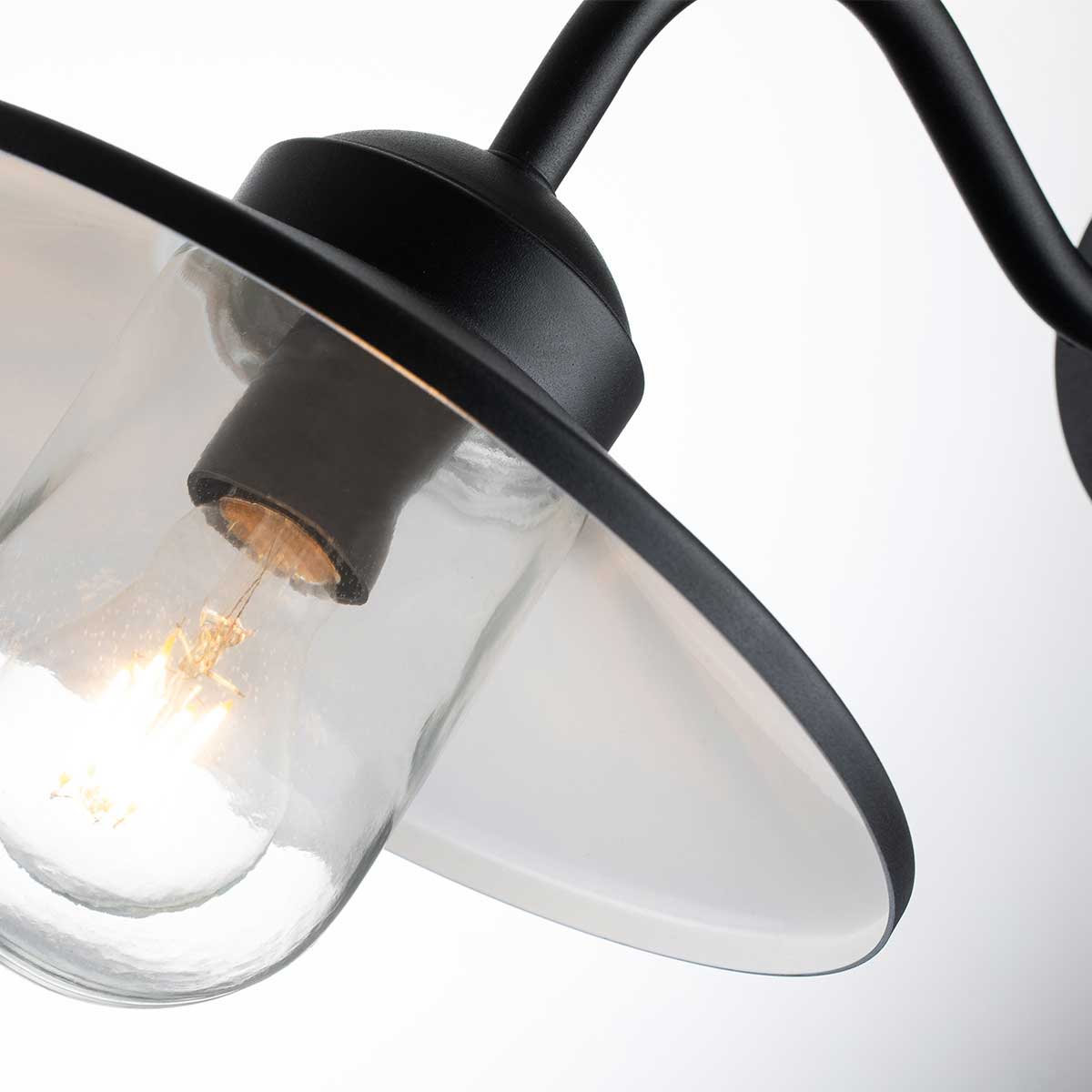 Klampenborg Ø28 Schwarz außenlampe Von Elstead Lighting - Die Lampe verf&uuml;gt &uuml;ber einen eingebauten Bewegungssensor und eignet sich daher ideal f&uuml;r die Platzierung im Eingangsbereich, in der Garage oder im Gesch&auml;ft f&uuml;r zus&auml;tzliche Sicherheit und Komfort.